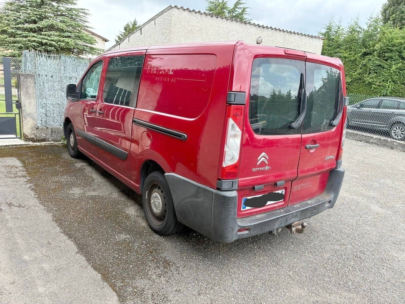 Vista part posterior del vehicle Citroën Jumpy 2l 128cv - Yescapa