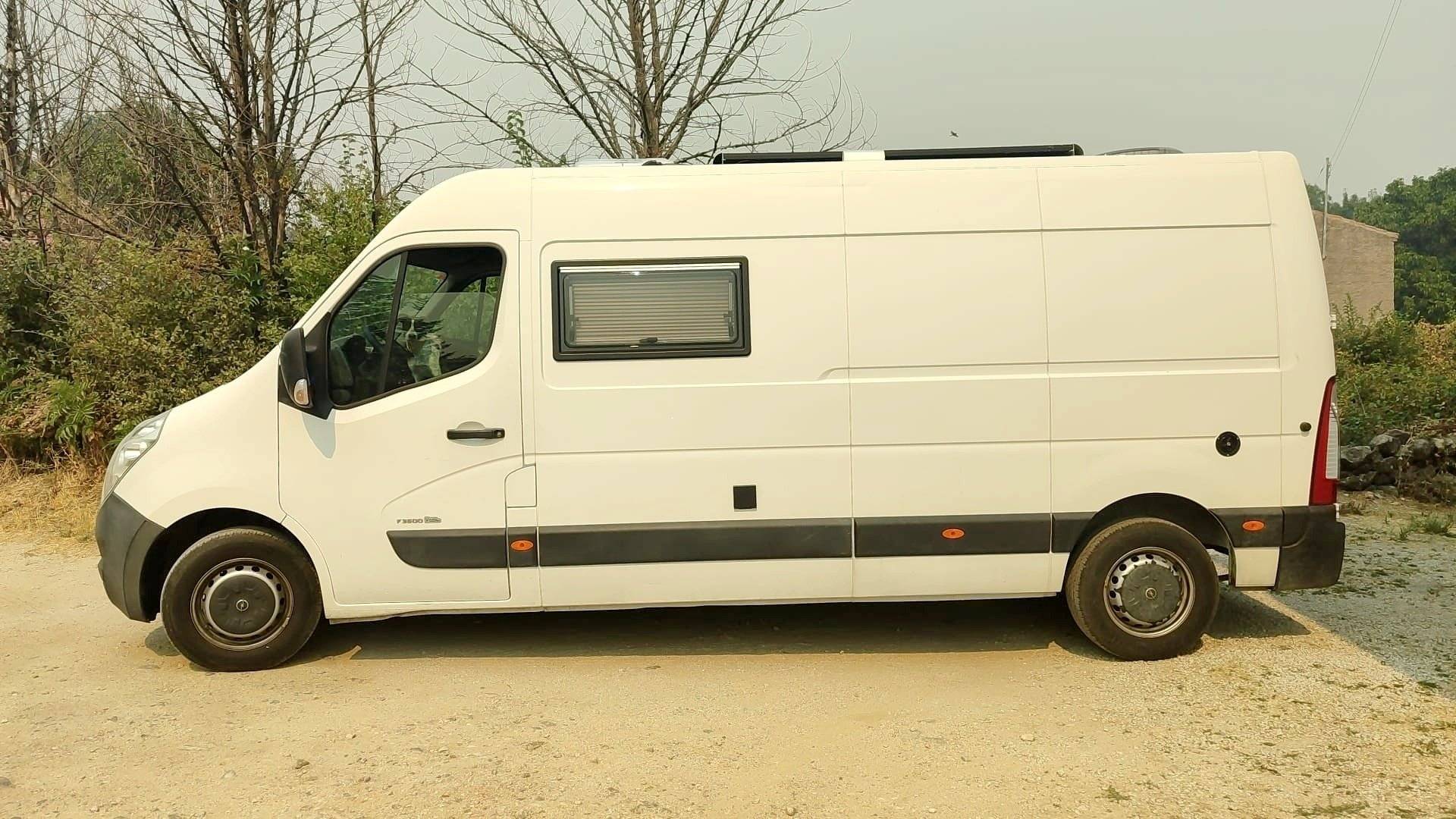 schräge Vorderansicht Opel Movano - Yescapa
