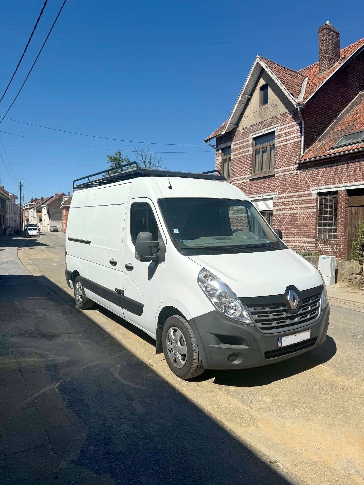 Front view from 3/4 Renault - Yescapa