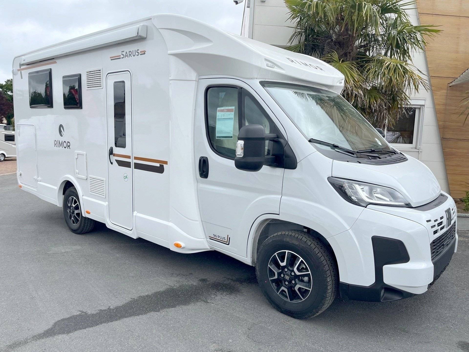 Vista del vehículo ángulo delantero Fiat FIAT DUCATO 2.2 L 140 CV - Yescapa