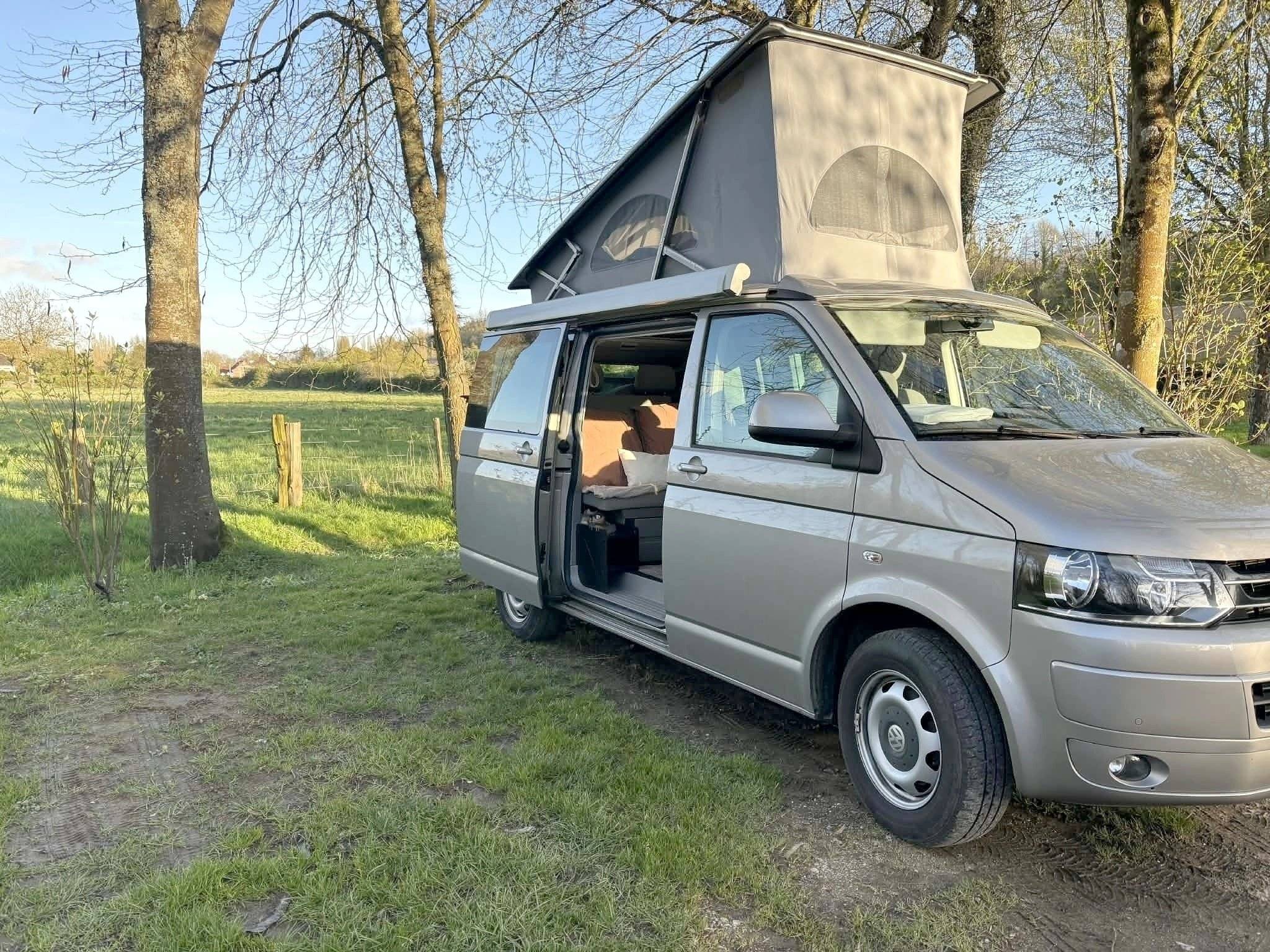 Vista del vehicle angle davanter Volkswagen 2,0 l 140 ch - Yescapa