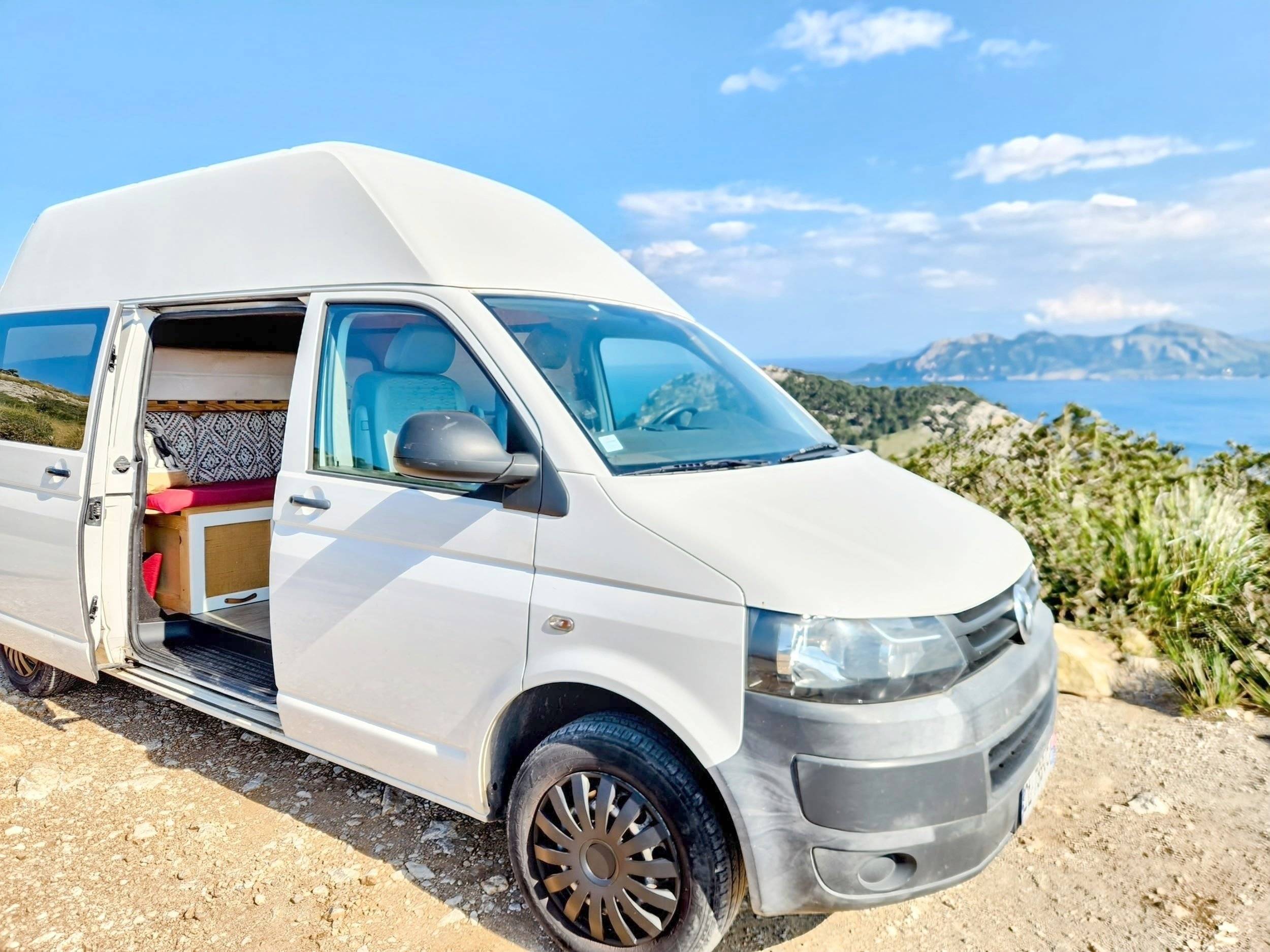 schräge Vorderansicht Volkswagen T5 2,0 l 102 ch - Yescapa