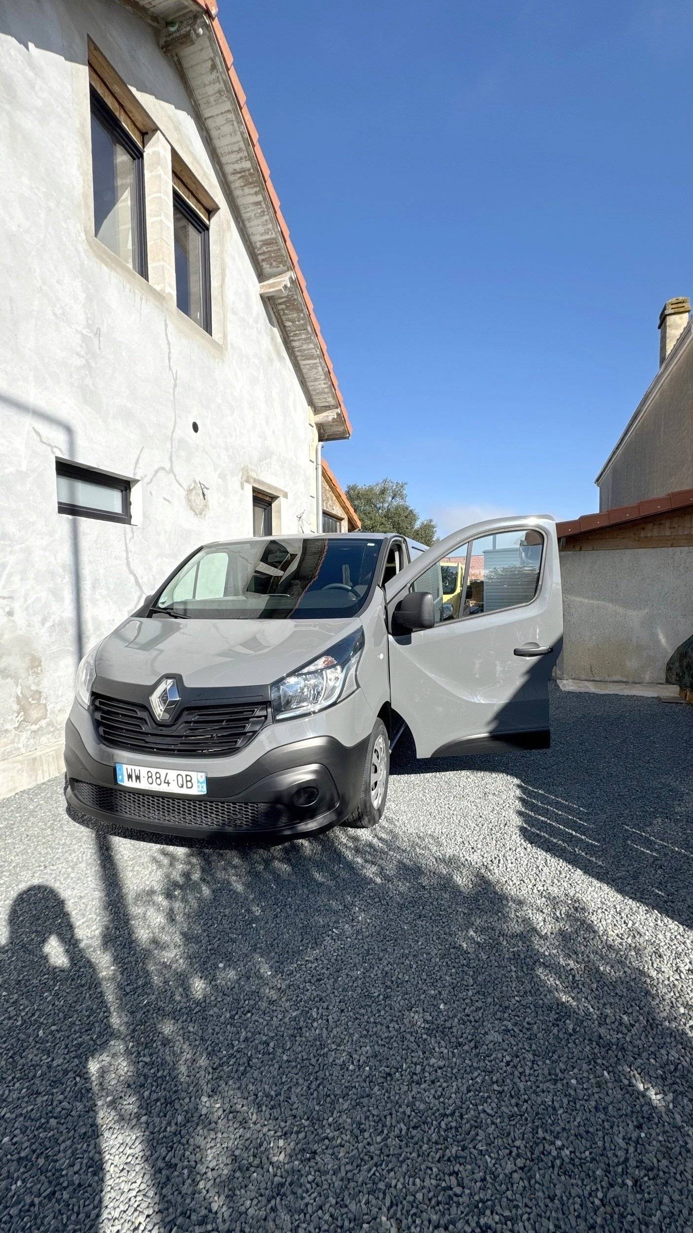 Vue avant de 3/4 Renault Trafic 1,6 l 120 ch - Yescapa