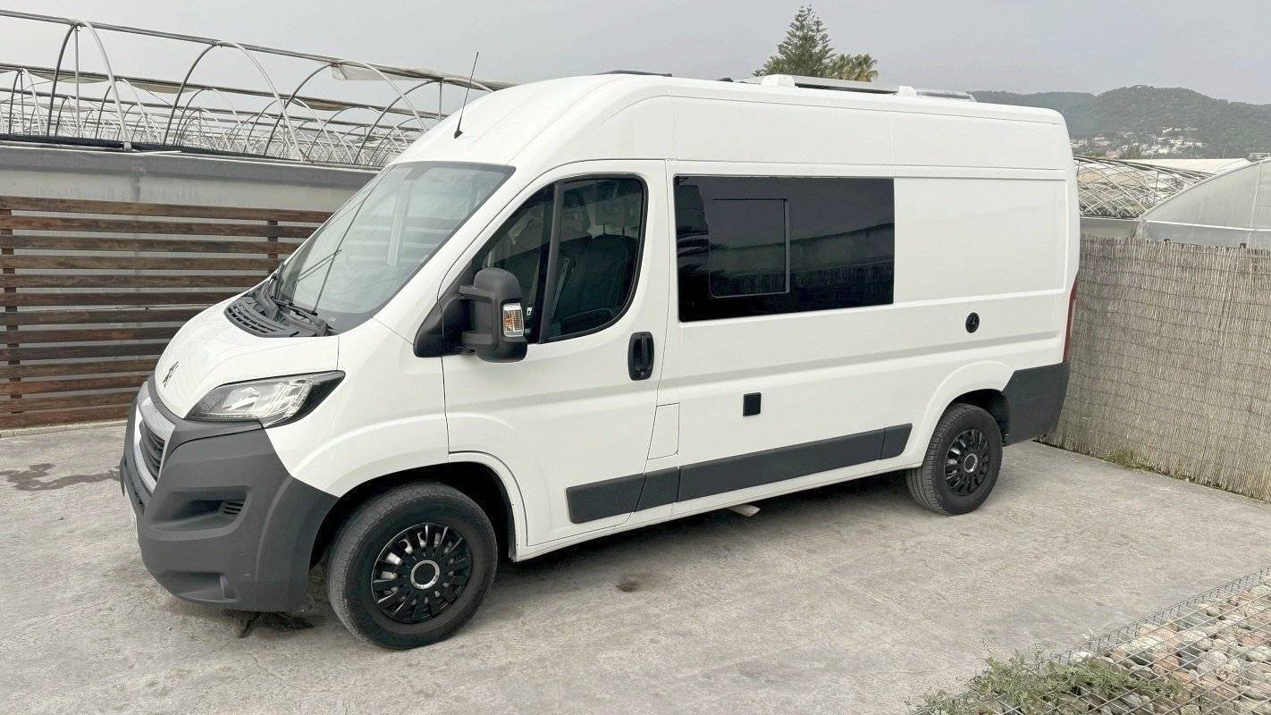 Vista del vehículo ángulo delantero Peugeot PEUGEOT BOXER - Yescapa