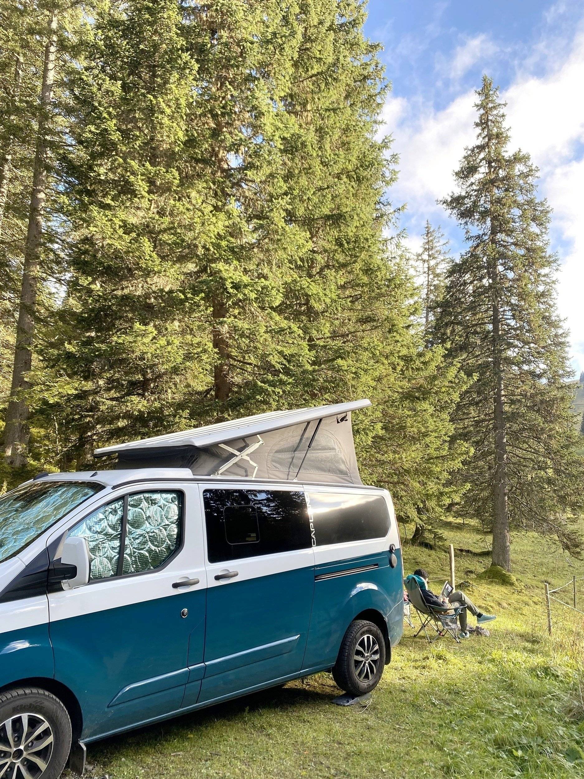 schräge Vorderansicht Ford Ford Transit Custom - Yescapa