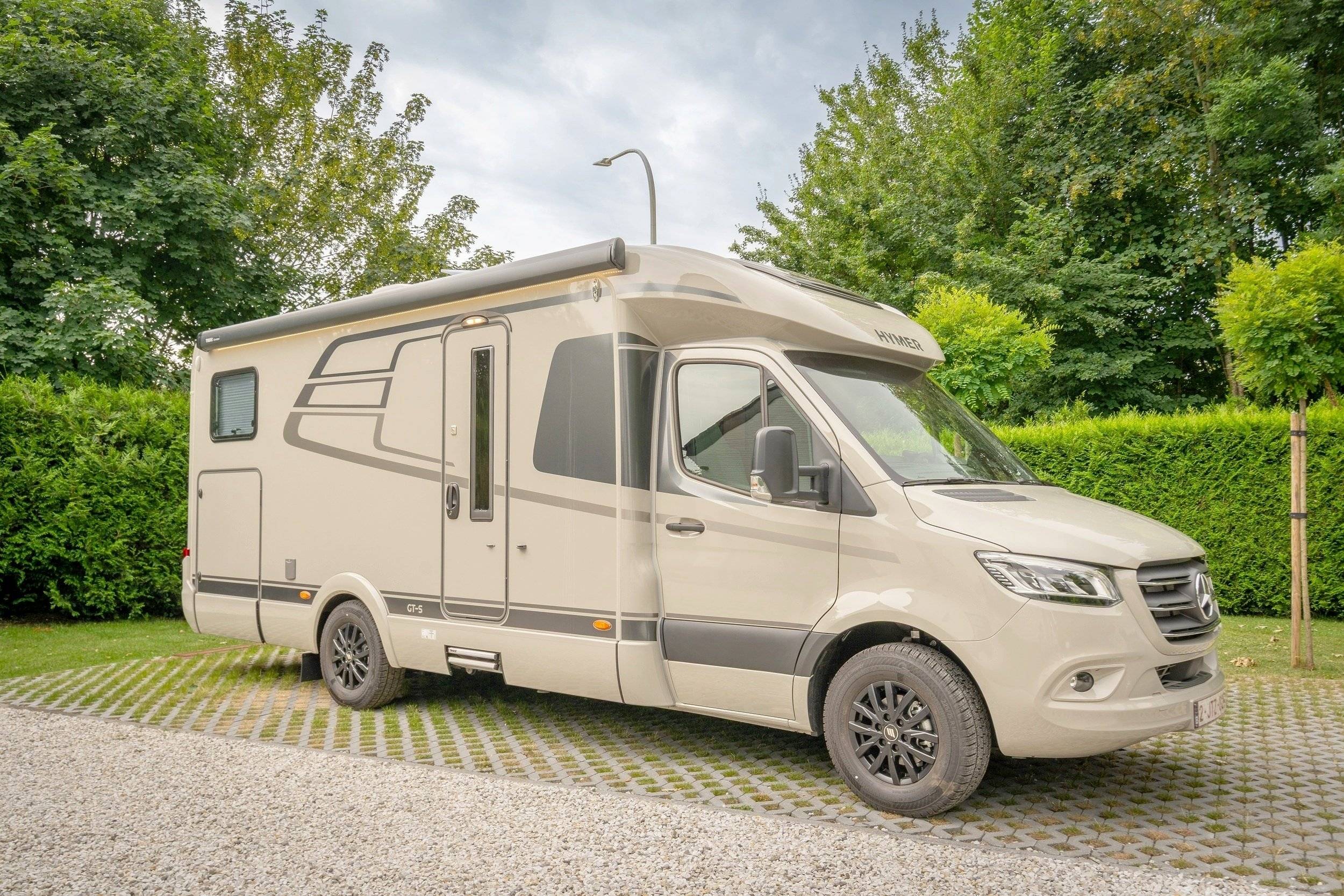 Vista del vehicle angle davanter Mercedes Sprinter 317 - Yescapa