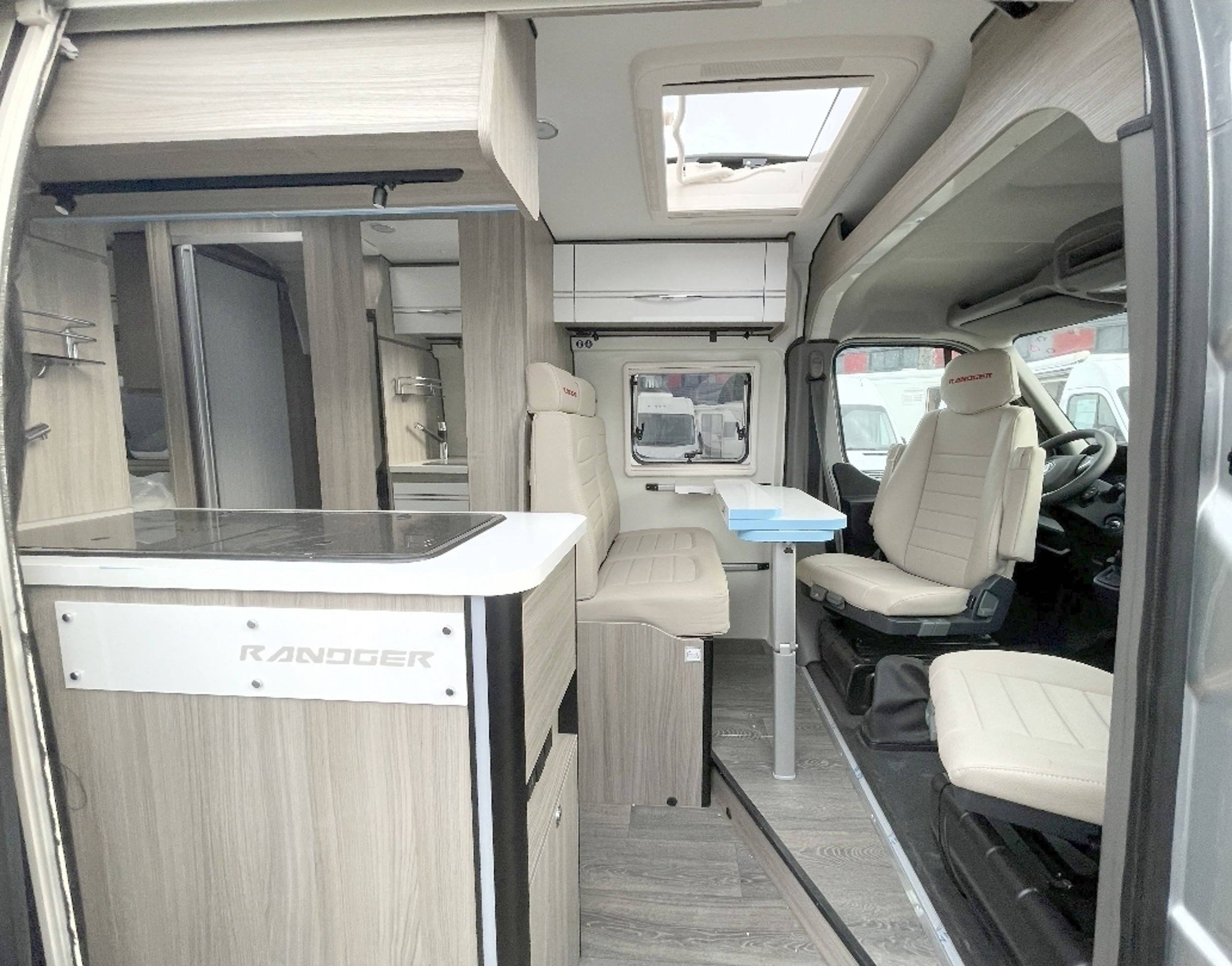 Área de jantar Renault Master 2,3 l 150 ch - Yescapa