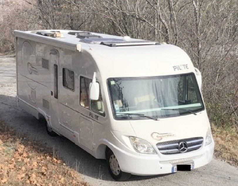 Front view from 3/4 Mercedes Mercedes Sprinter - Yescapa