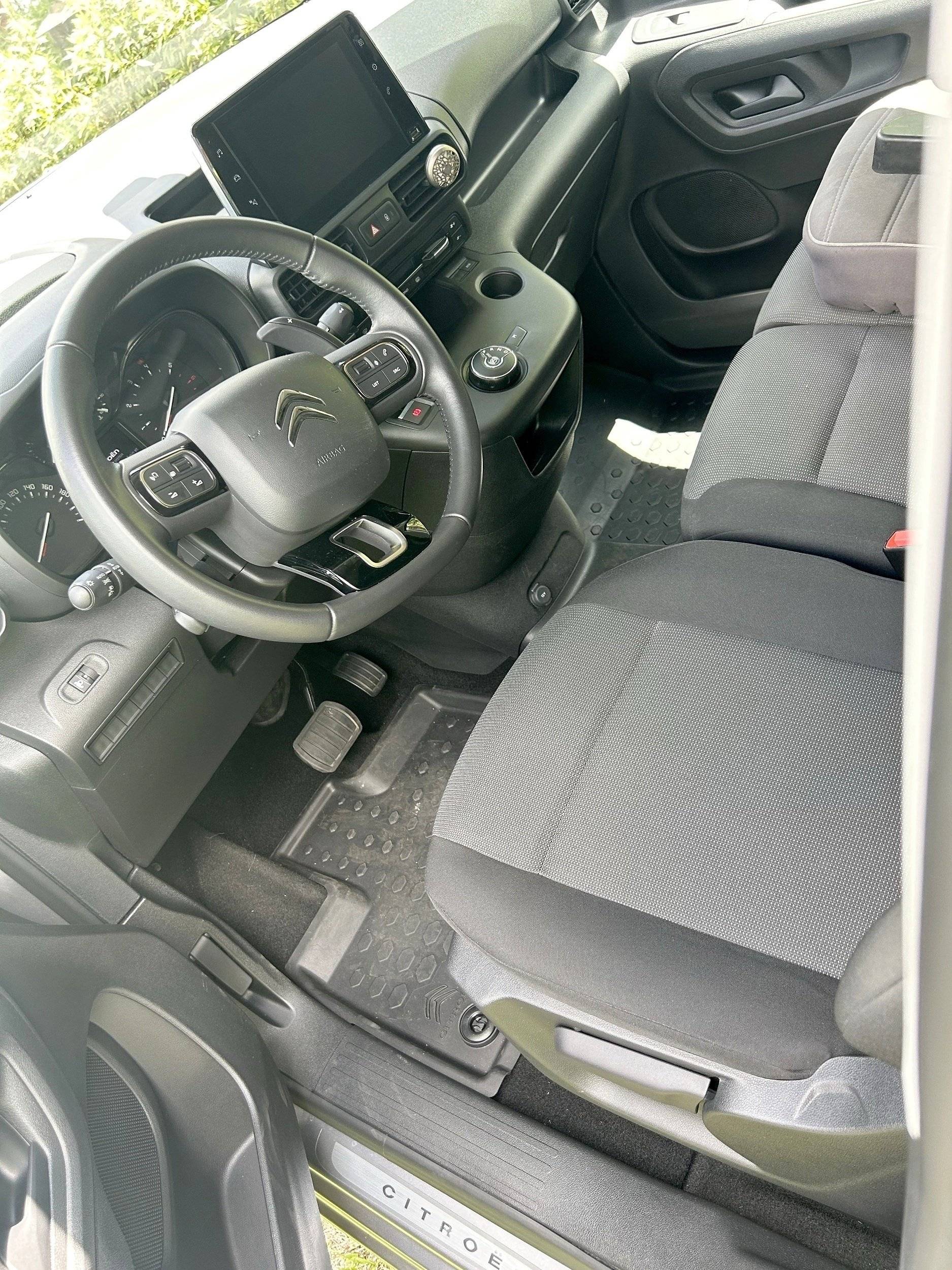 Driver's compartment Citroën Berlingo - Yescapa