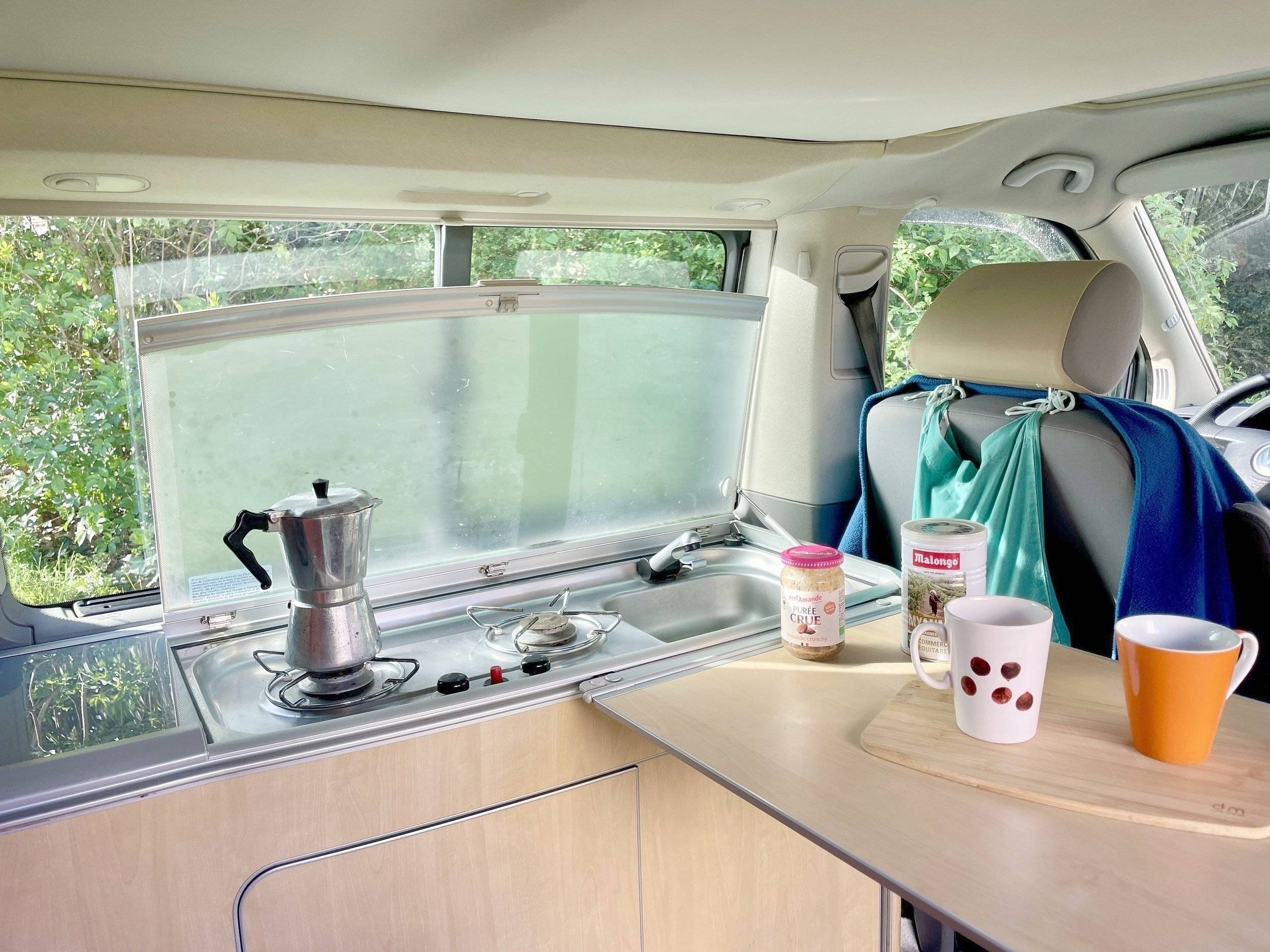 Angolo cucina Volkswagen California T5 - Yescapa