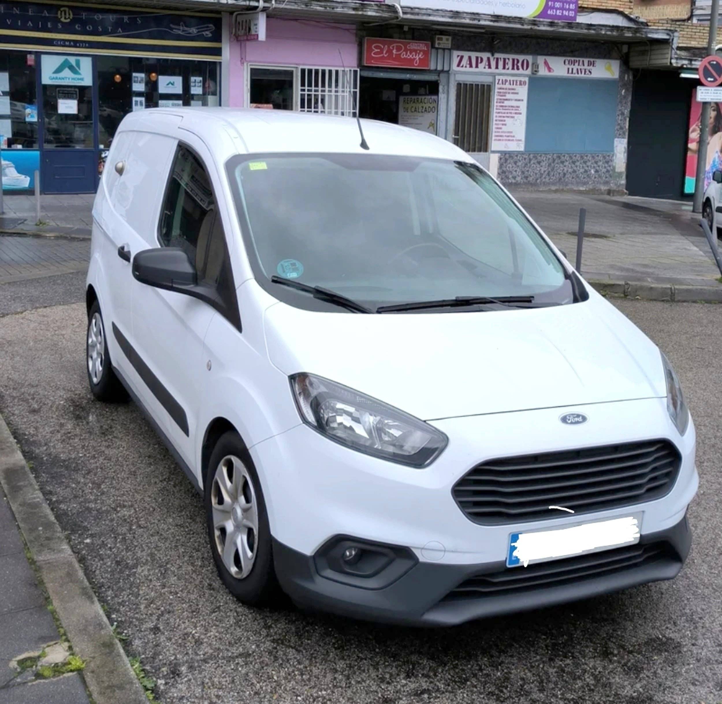 Vista del vehículo ángulo delantero Ford Transit - Yescapa