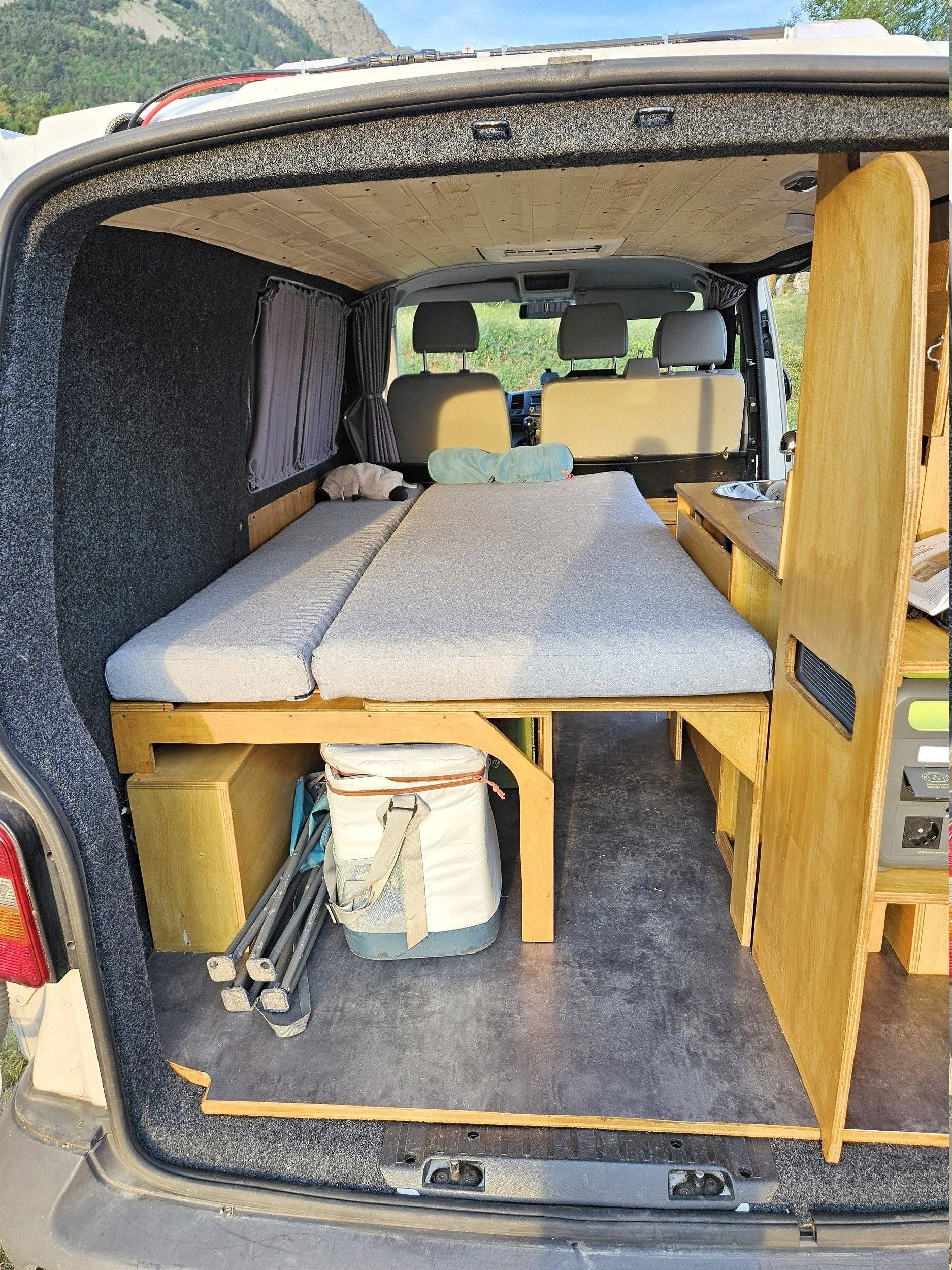 Couchages Volkswagen T5 2,0 l 102 ch - Yescapa