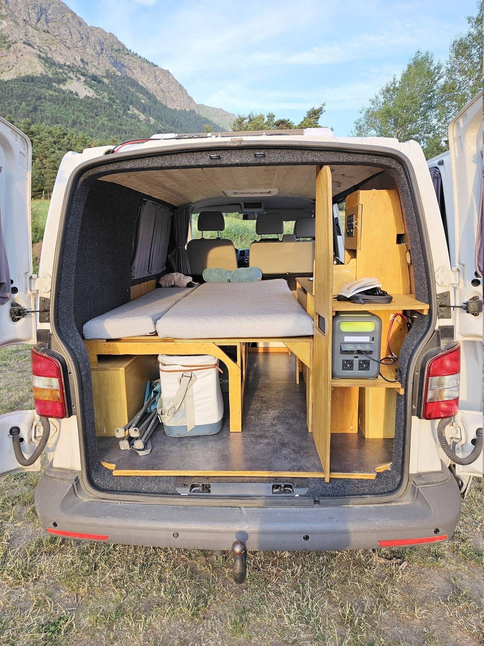 Slaapplaatsen Volkswagen T5 2,0 l 102 ch - Yescapa