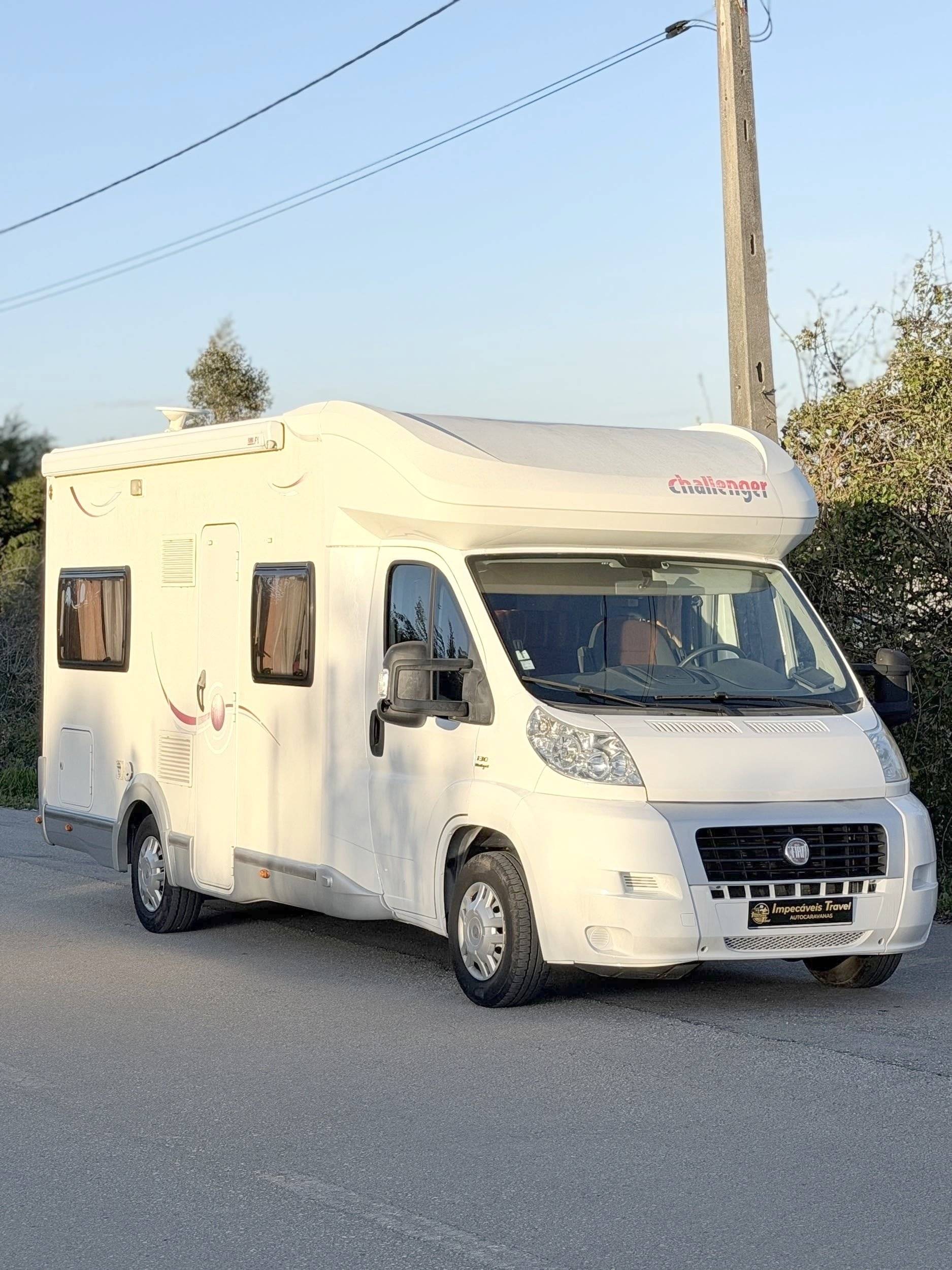 Vista del vehicle angle davanter Fiat 2,3 l 130 ch - Yescapa