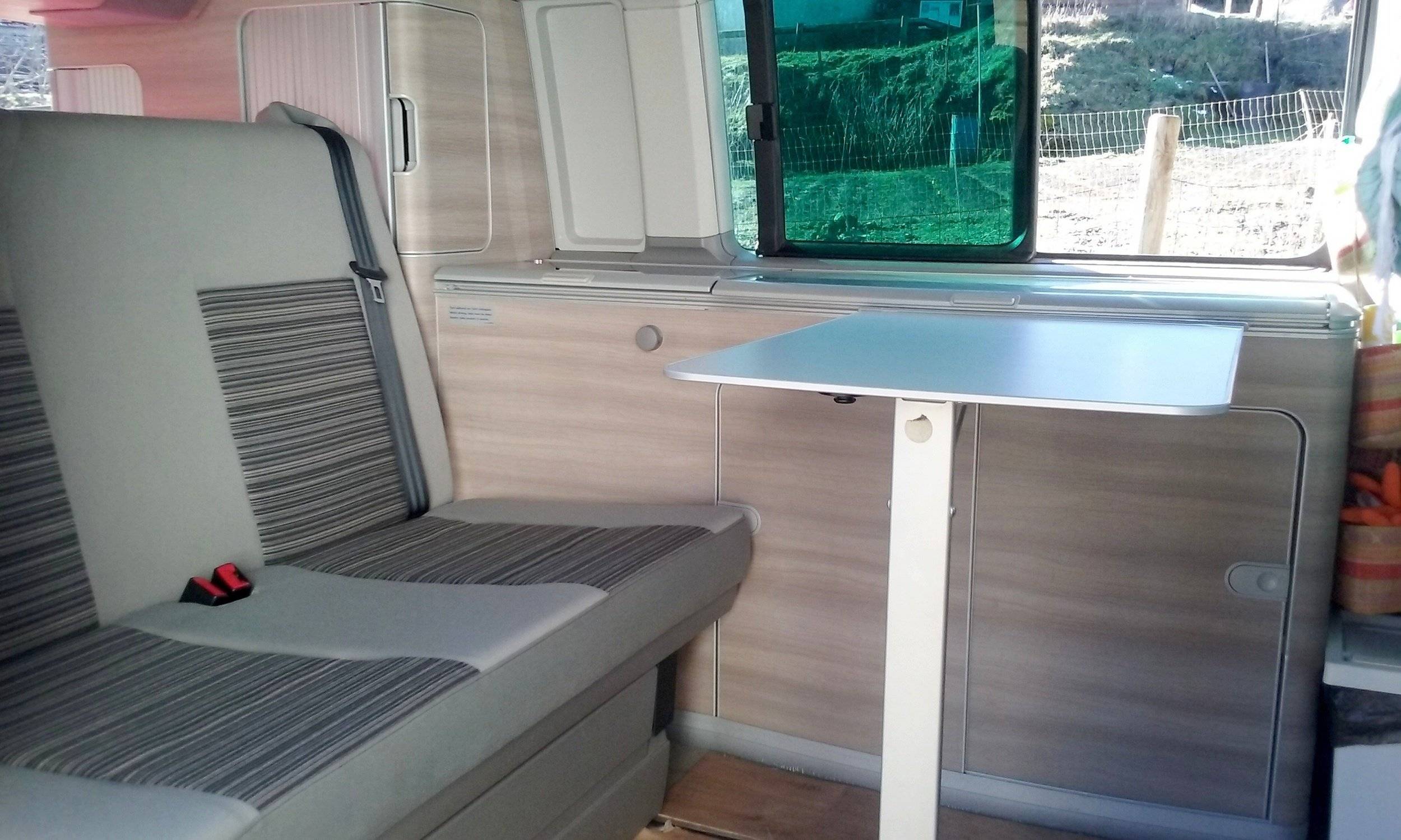 Dinette Volkswagen T5 2,0 l 102 ch - Yescapa