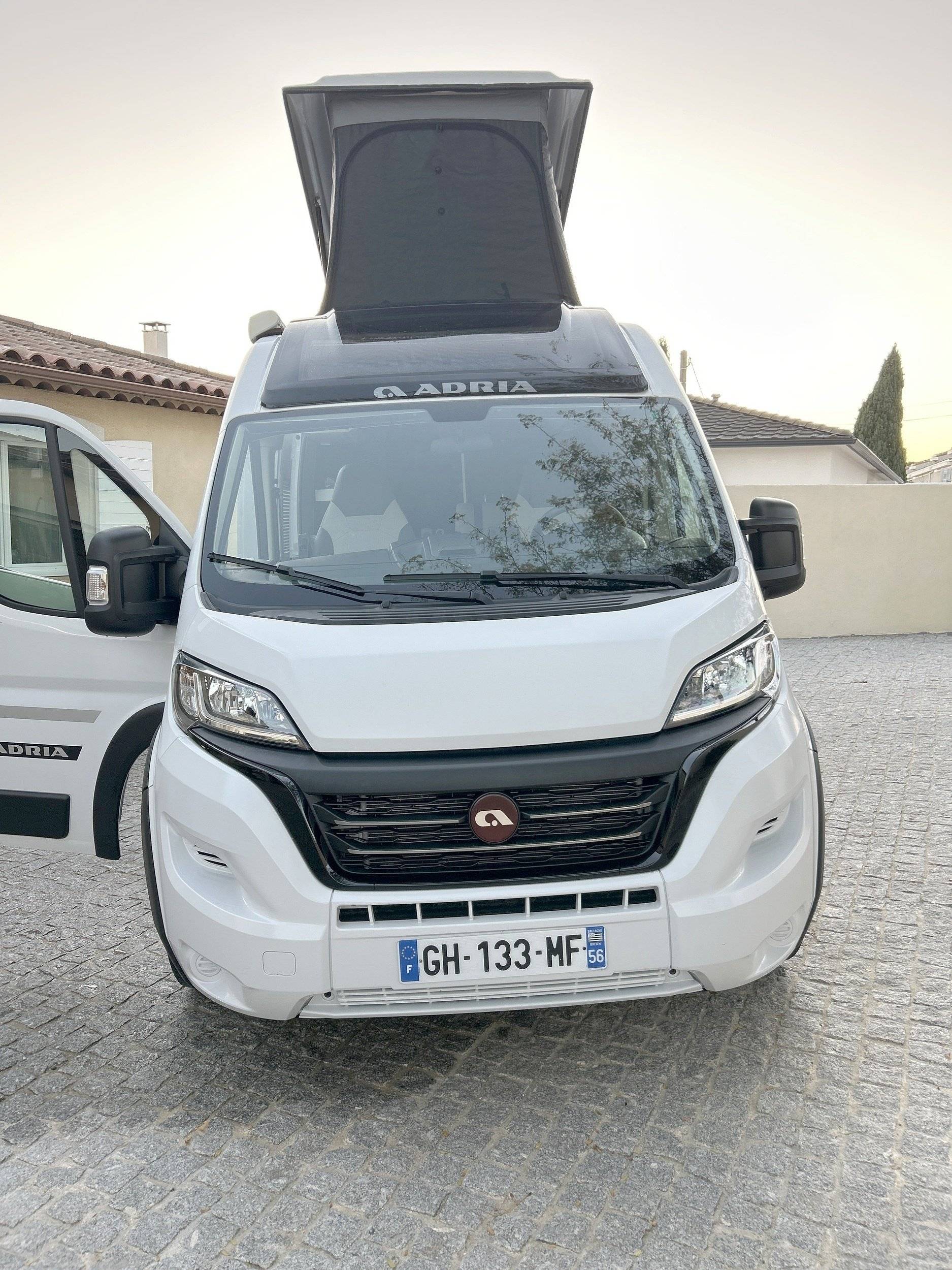Voorkant 3/4 Fiat Ducato 2,2 l JTD 130 ch. - Yescapa