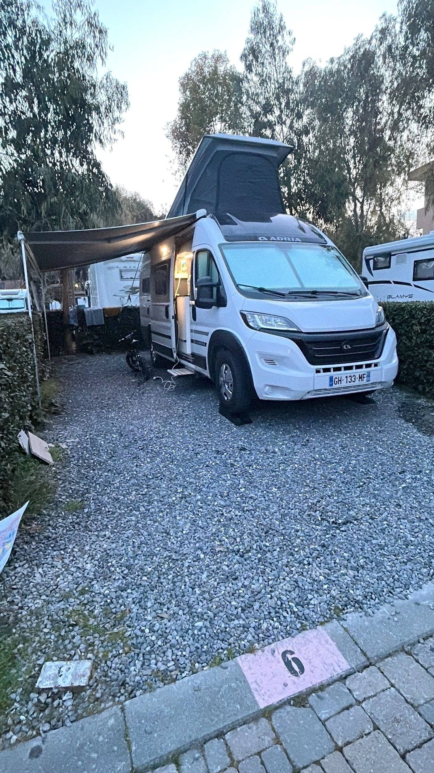 Vista de 3/4 Fiat Ducato 2,2 l JTD 130 ch. - Yescapa