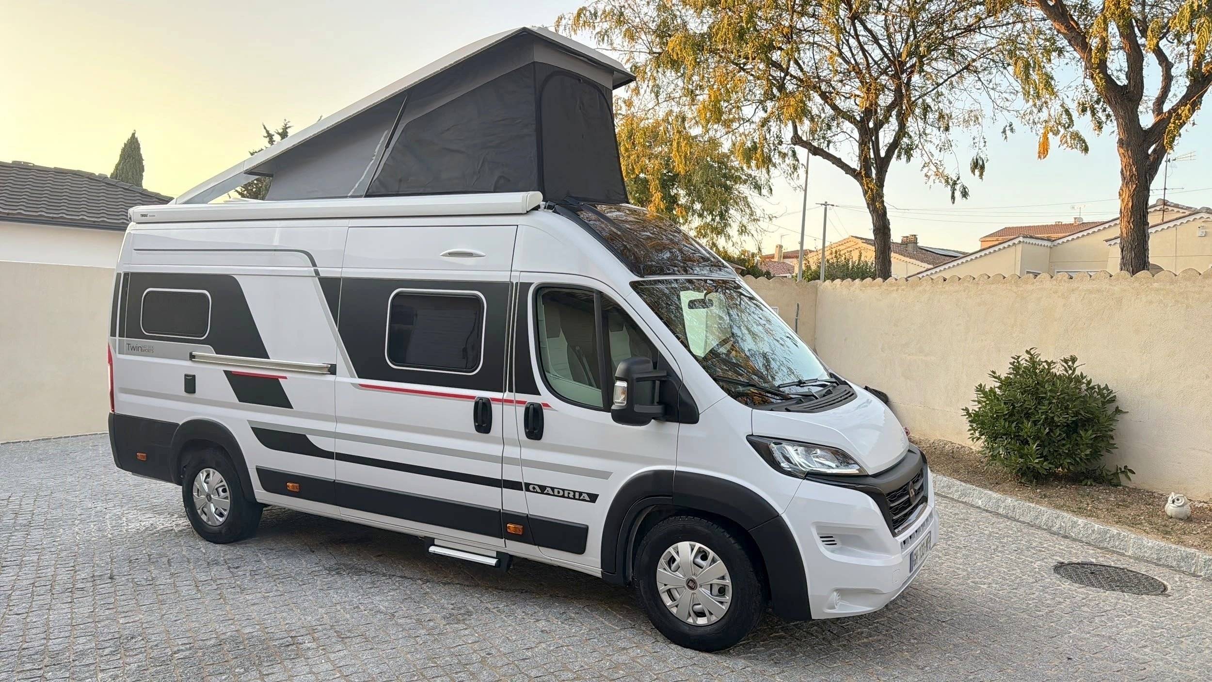 schräge Vorderansicht Fiat Ducato 2,2 l JTD 130 ch. - Yescapa