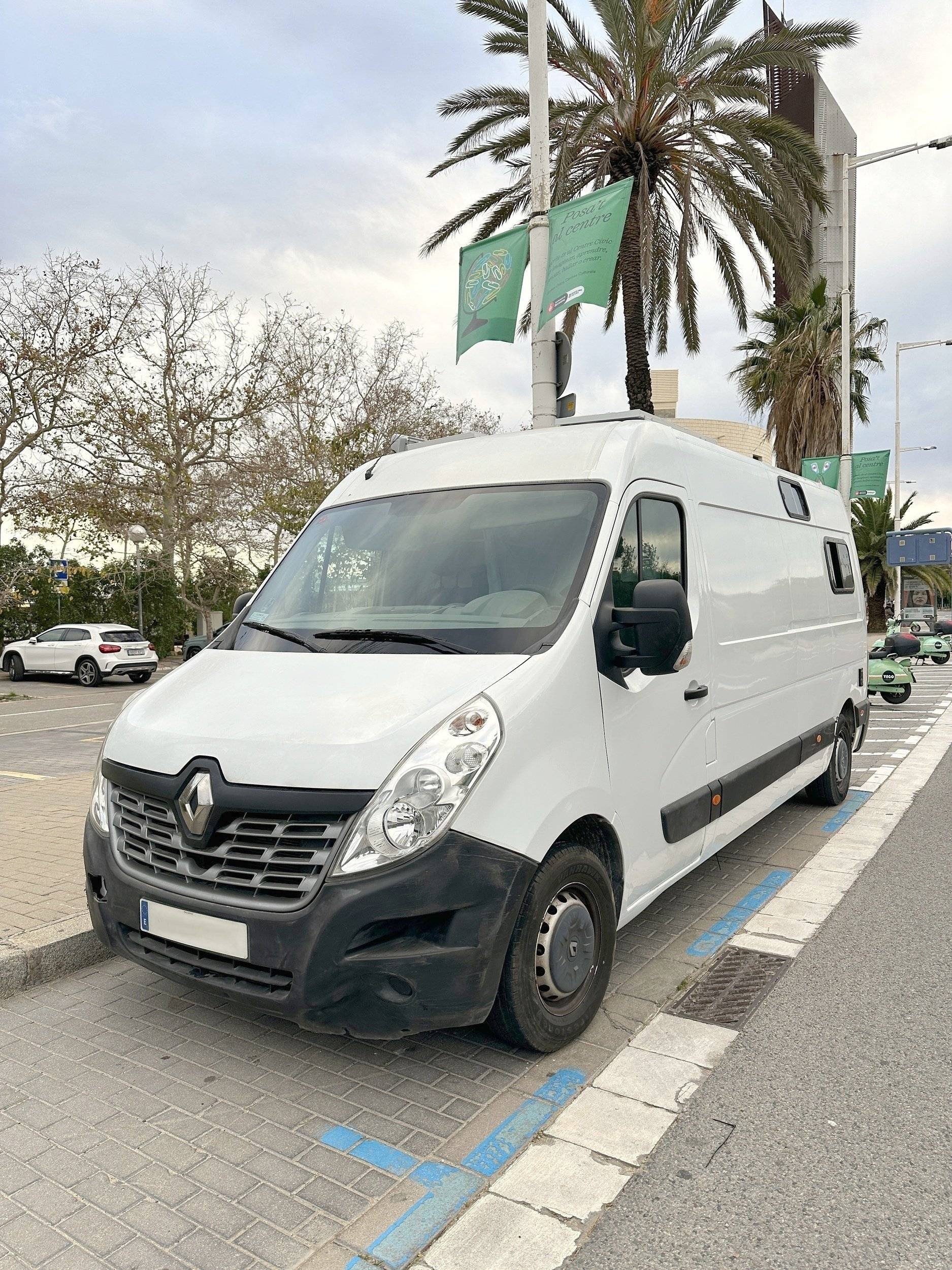 Vue avant de 3/4 Renault Renault - Yescapa