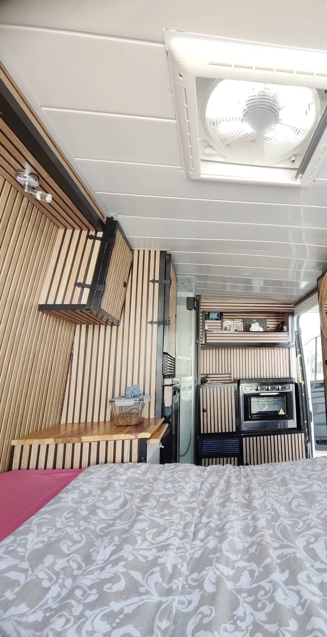 Dining Area Volkswagen - Yescapa