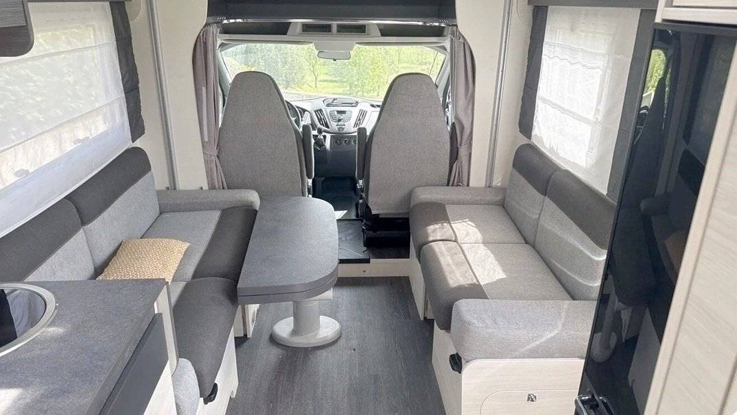 Área de jantar Fiat Ducato 2,3 130 ch - Yescapa