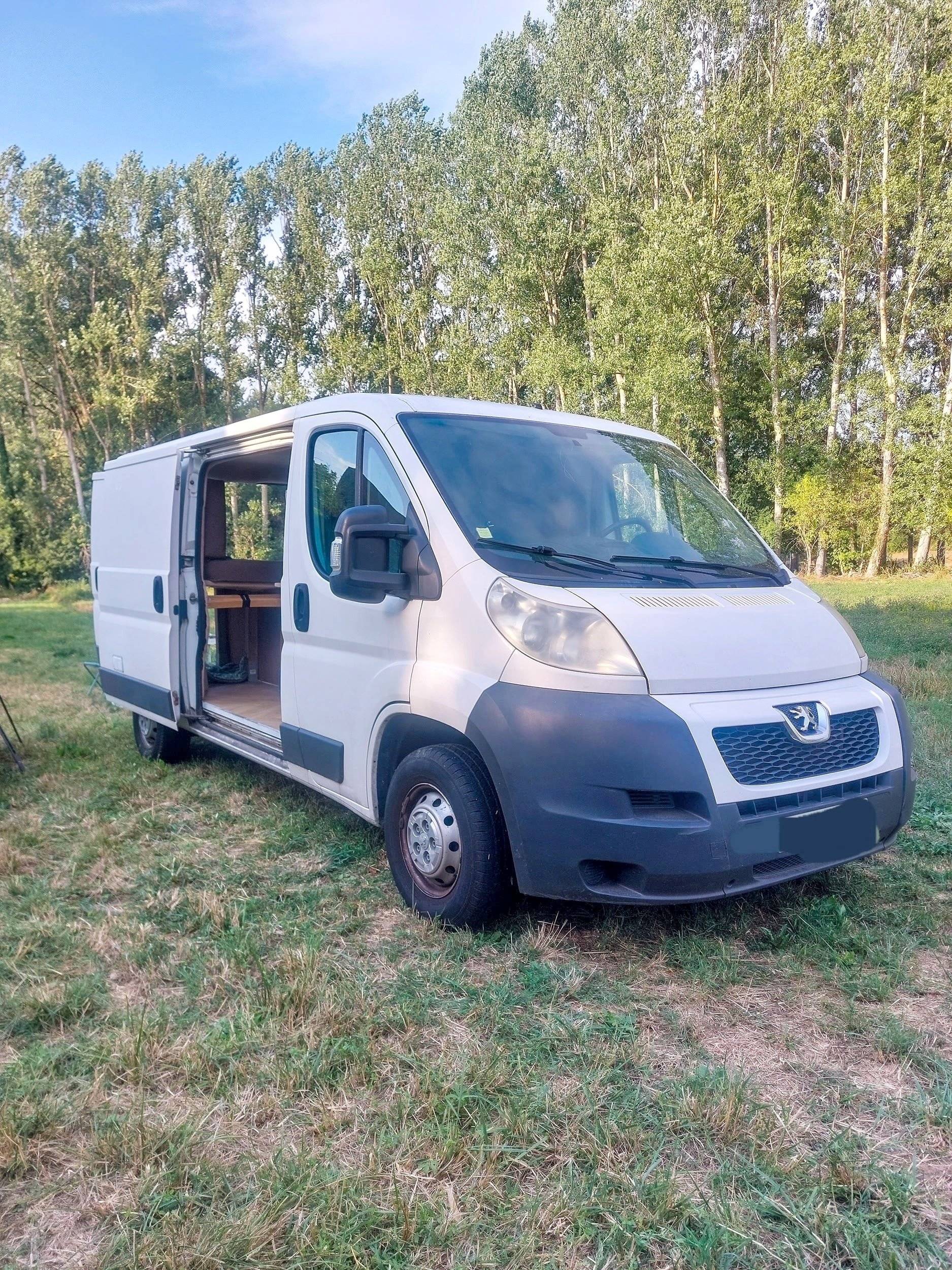 Vue avant de 3/4 Peugeot Boxer - Yescapa