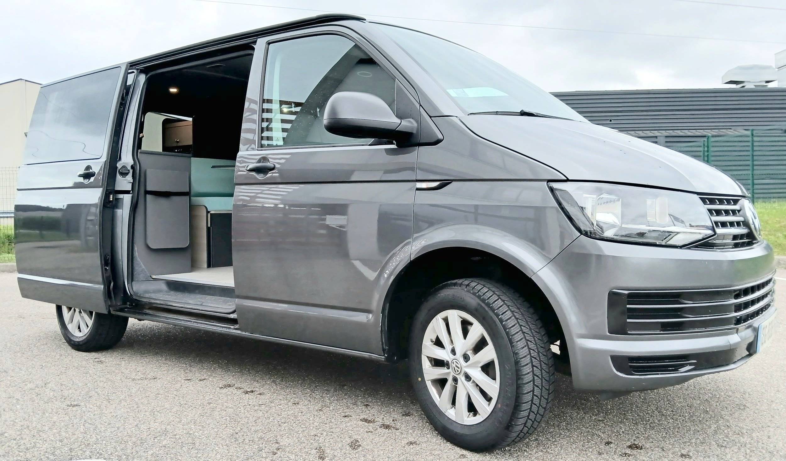 Vue avant de 3/4 Volkswagen T6 2 l 140 ch - Yescapa
