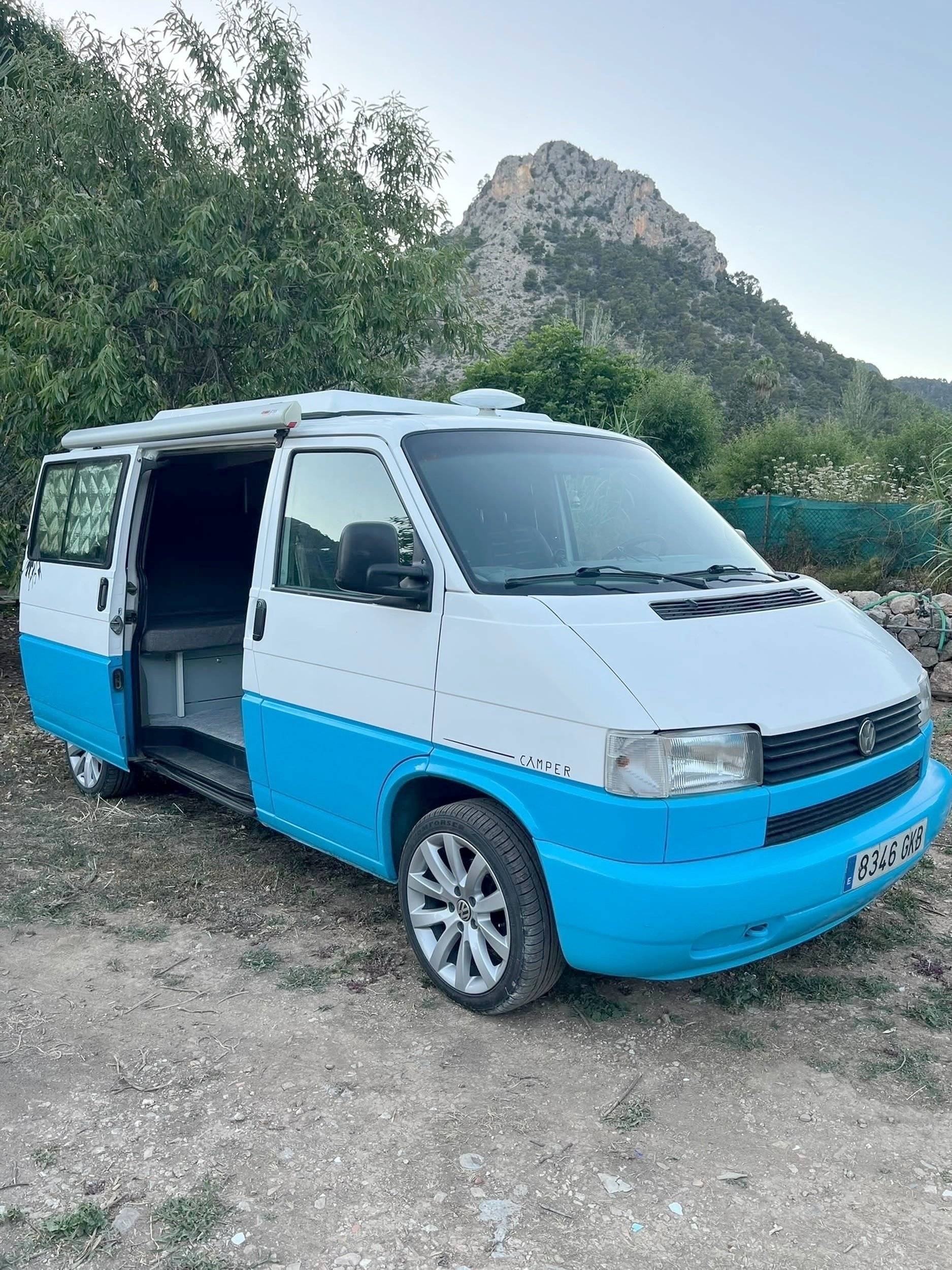 Front view from 3/4 Volkswagen T5 Court 2 l 102 ch - Yescapa