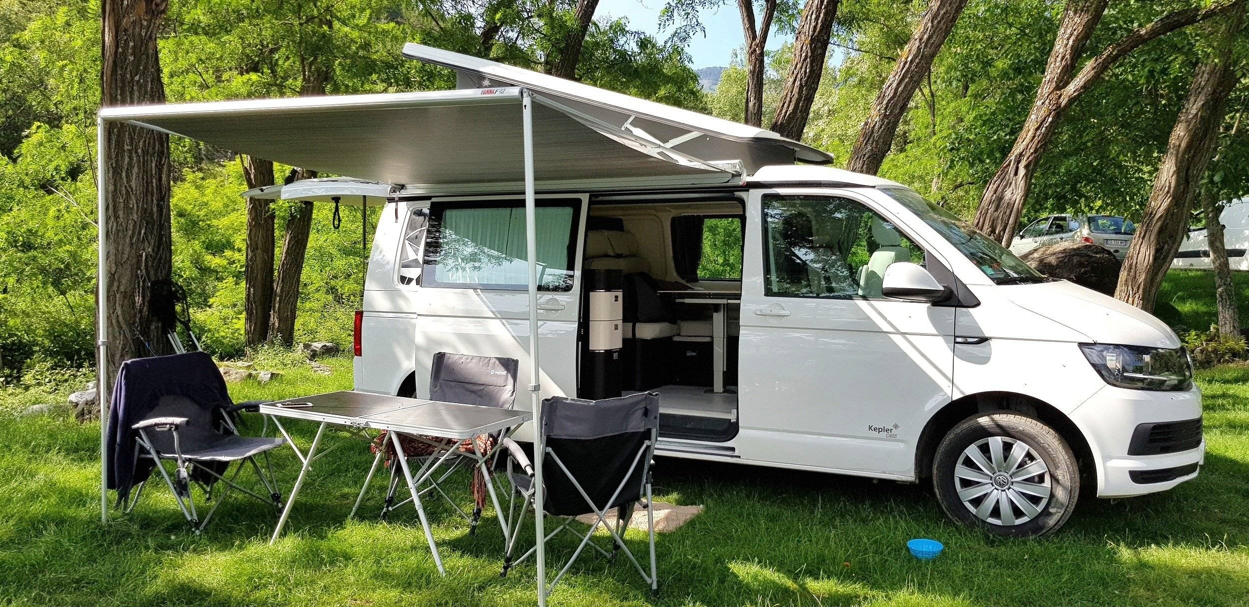 Front view from 3/4 Volkswagen T6 2 l 102 ch - Yescapa
