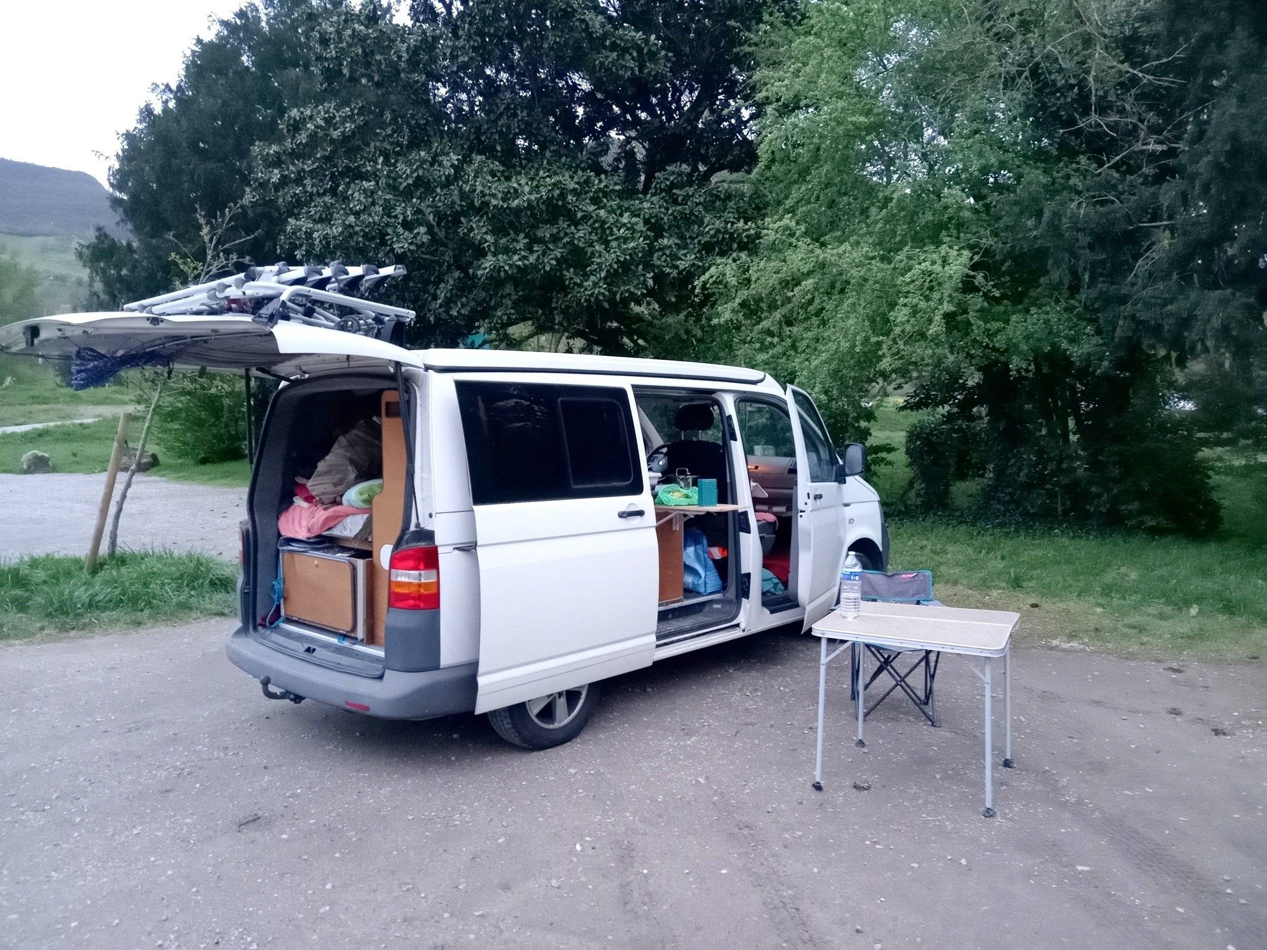 Dining Area Volkswagen Transporter 1.9 TDI - Yescapa