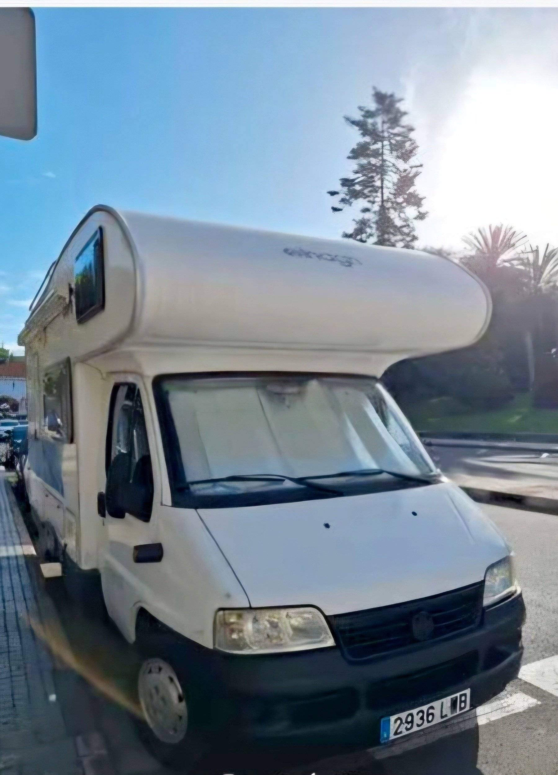 Vista del vehículo ángulo delantero Fiat - Yescapa