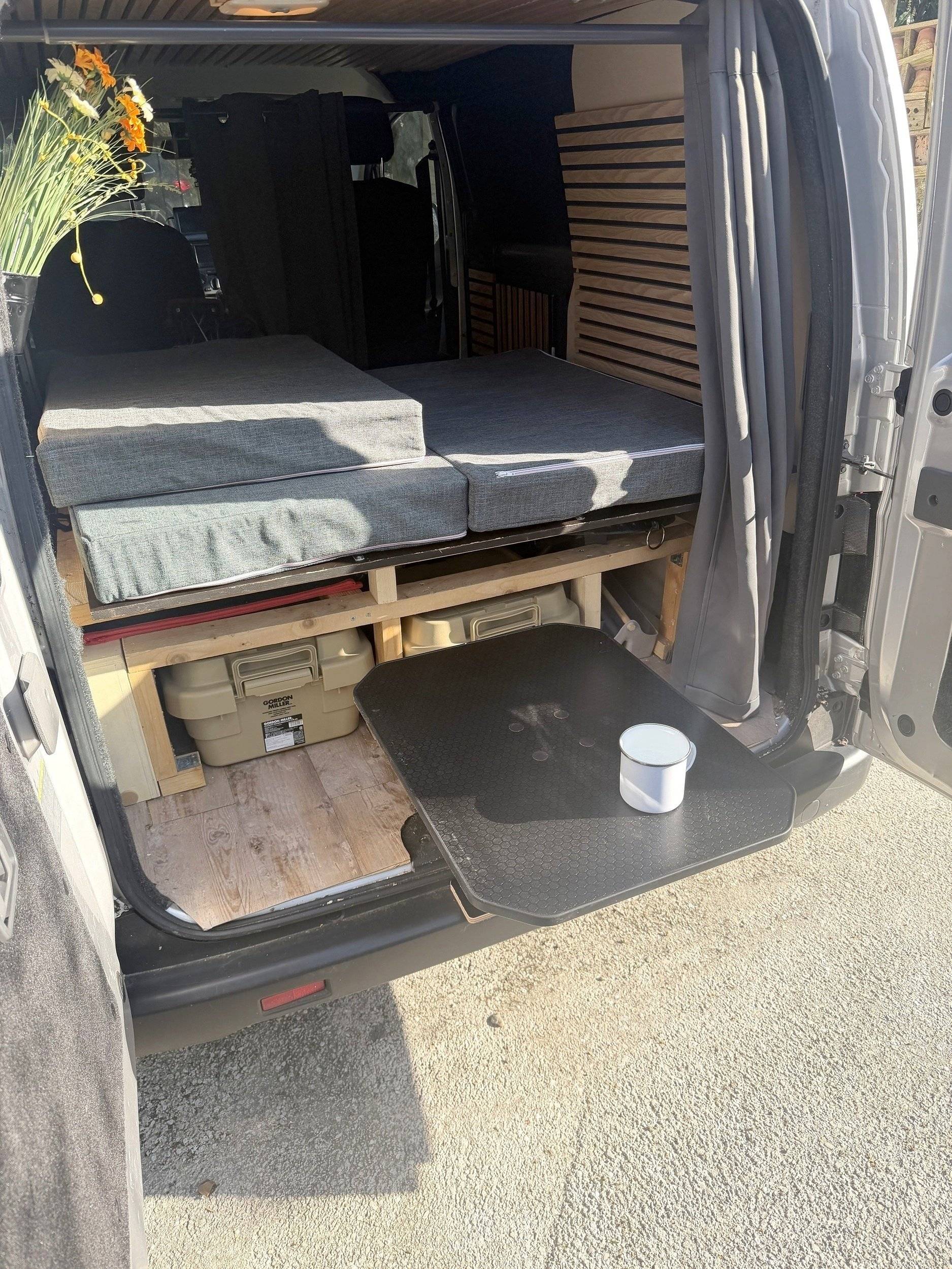 Dining Area nissan - Yescapa