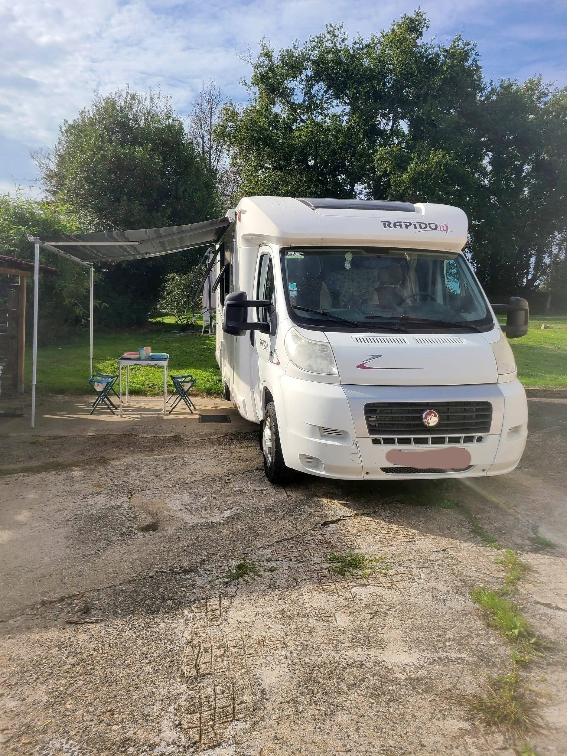 schräge Vorderansicht Fiat ducato - Yescapa