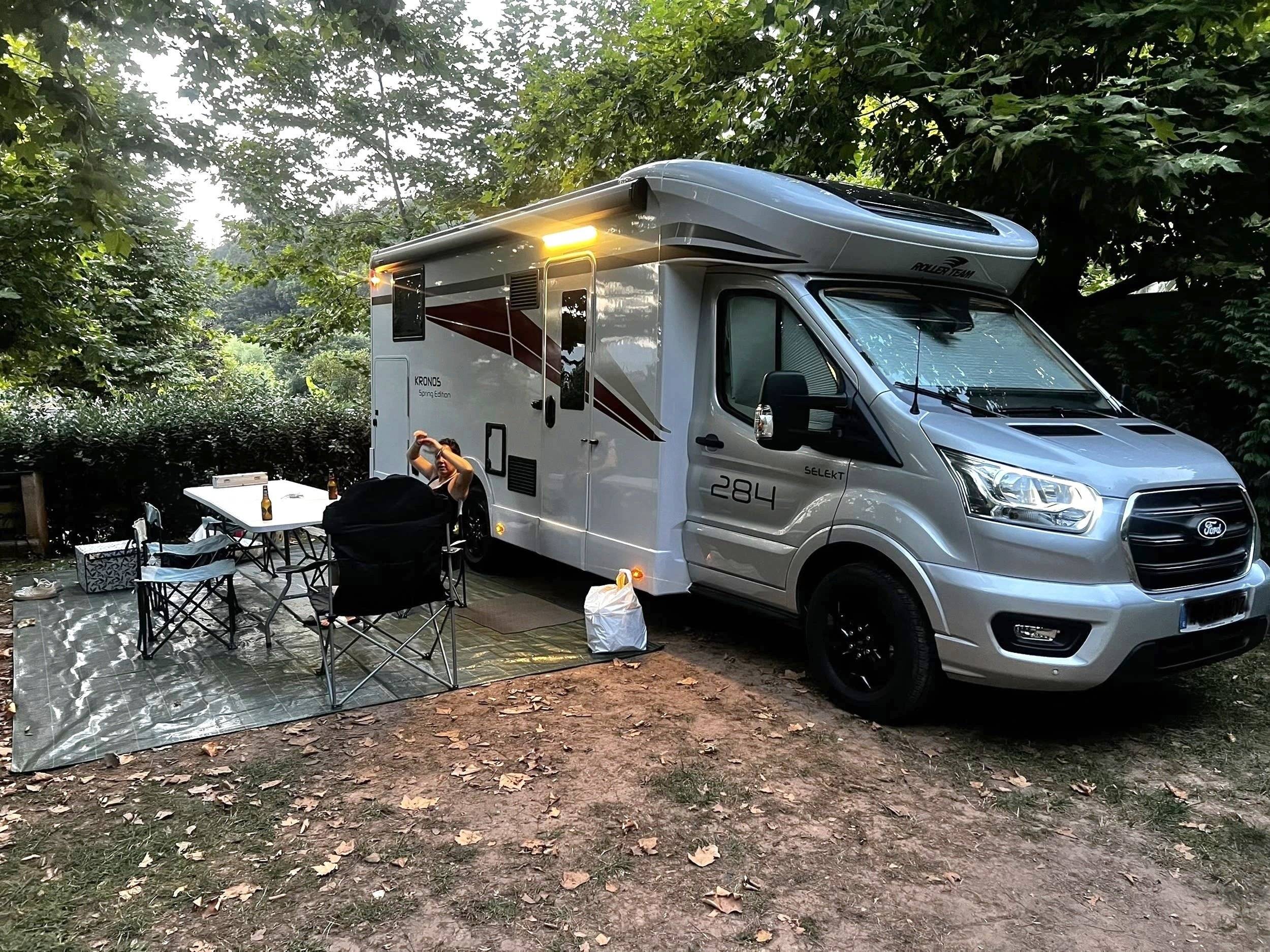 Vista del vehículo ángulo delantero Ford Transit 2,0 l 170 ch - Yescapa