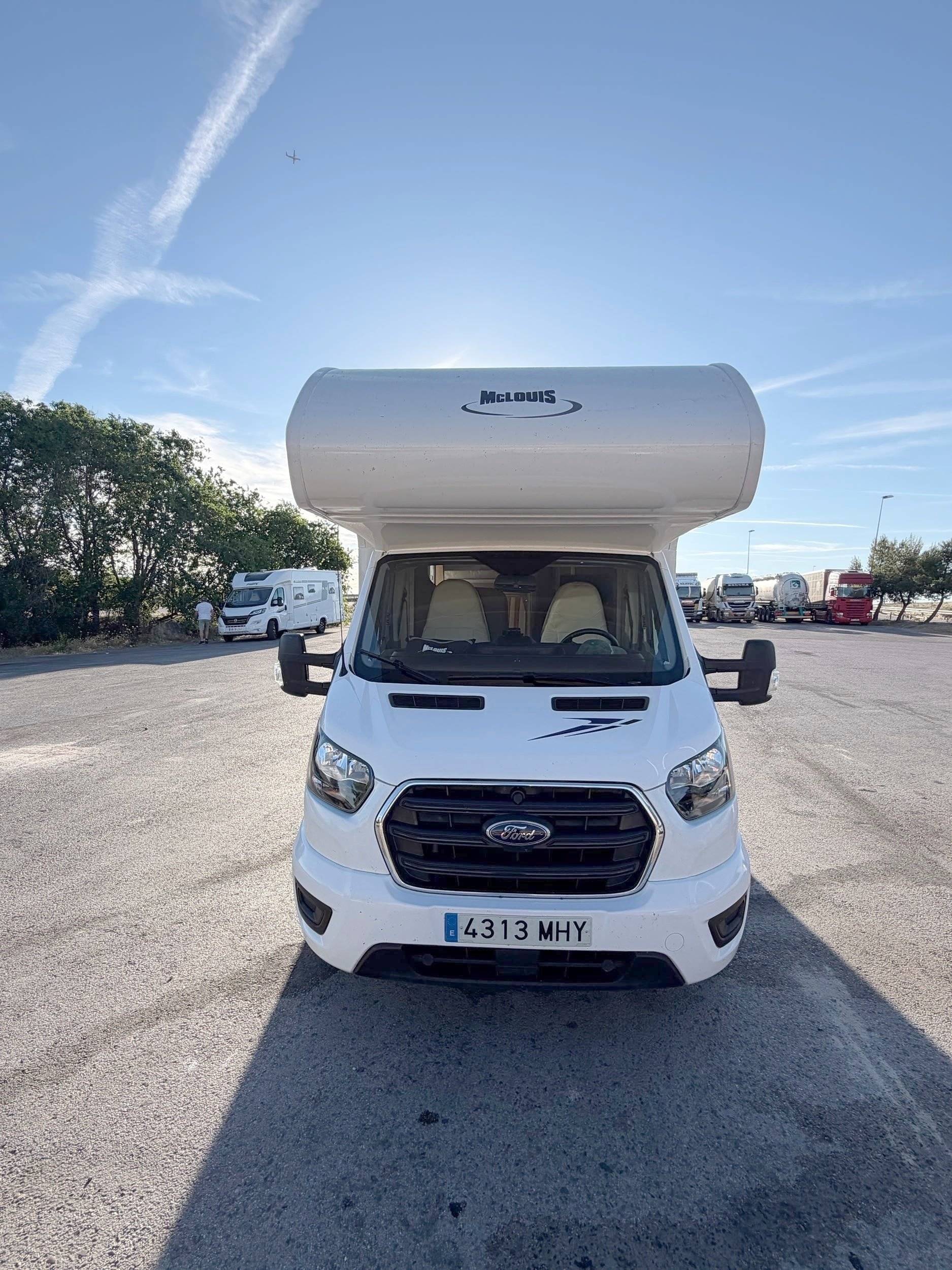 Vista del vehicle angle davanter Ford Transit 2,0 l 155 ch - Yescapa