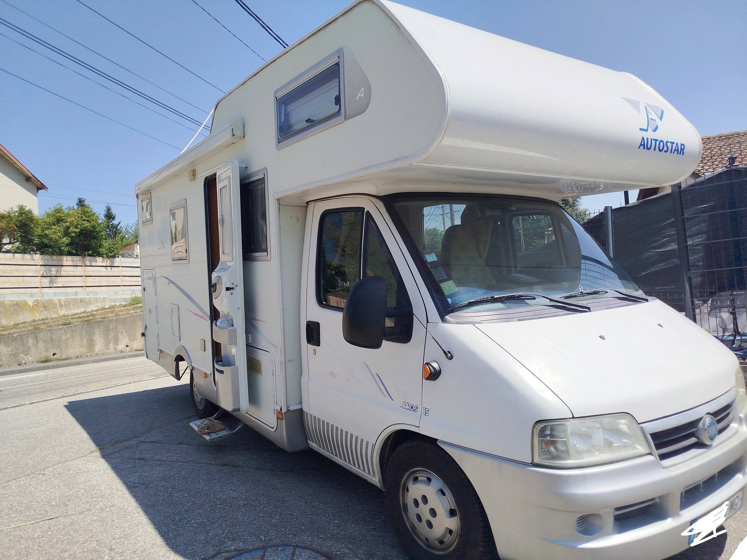Front view from 3/4 Fiat - Yescapa