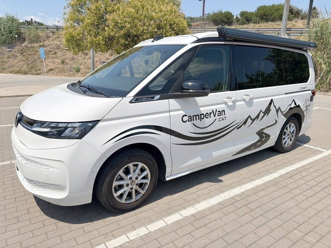 Vue avant de 3/4 Volkswagen California Ocean T7 - Yescapa