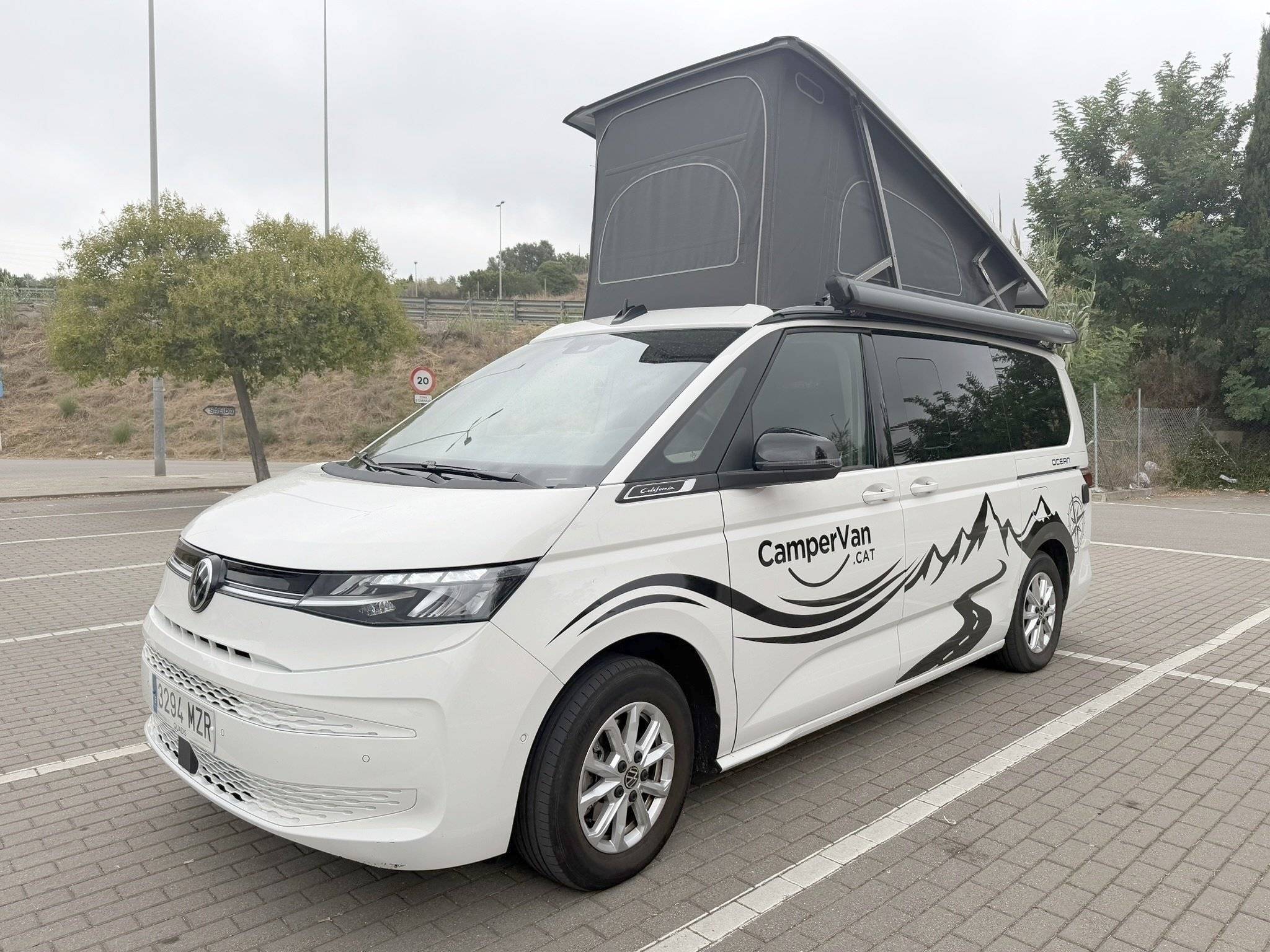 Vue avant de 3/4 Volkswagen California - Yescapa