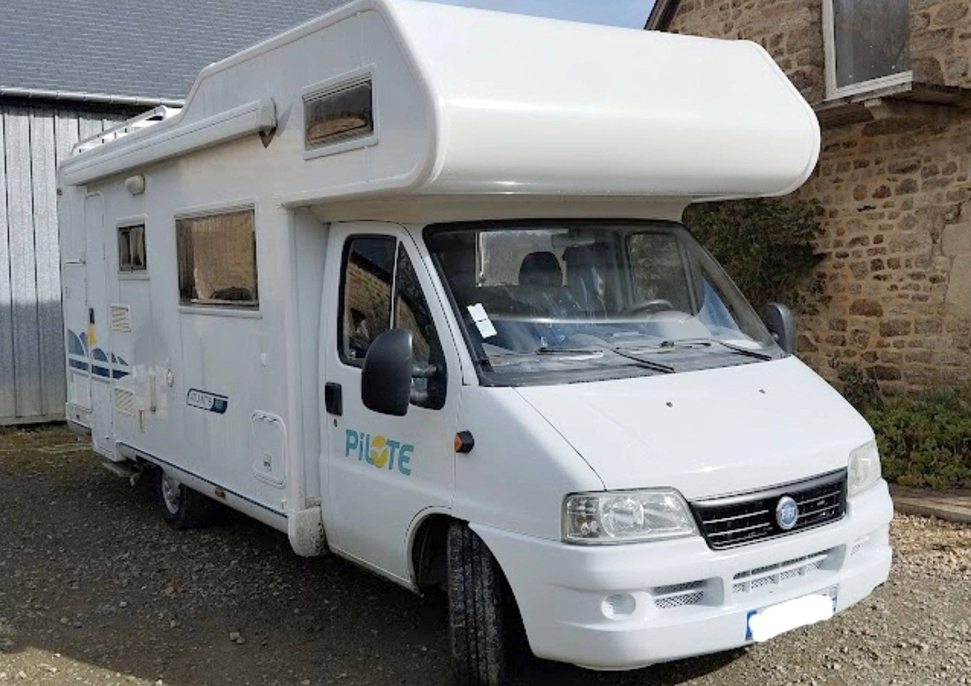 Vista frontale a ¾ Fiat Ducato 2.8 - Yescapa