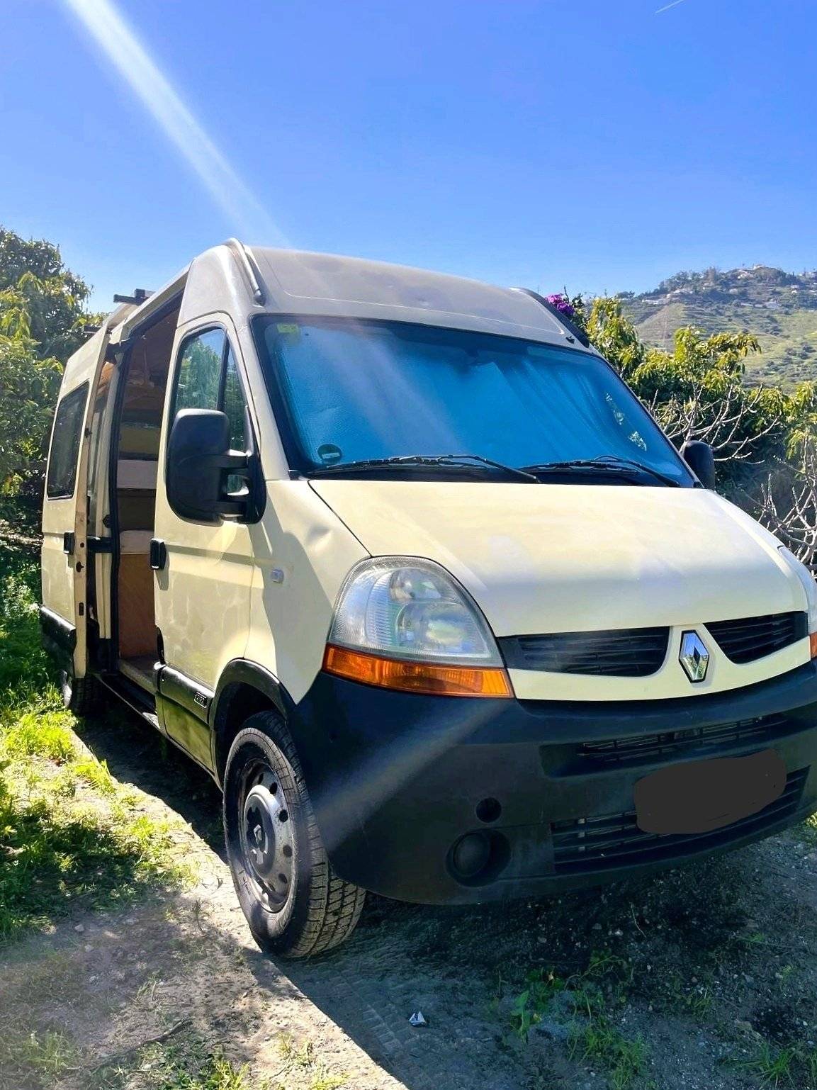 Front view from 3/4 Renault - Yescapa