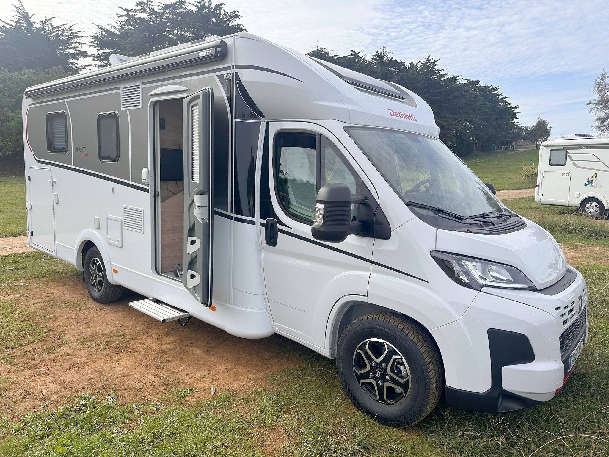 schräge Vorderansicht Fiat Fiat Ducato, 2.3 l 140 Multijet, Euro 6d-Temp - Yescapa