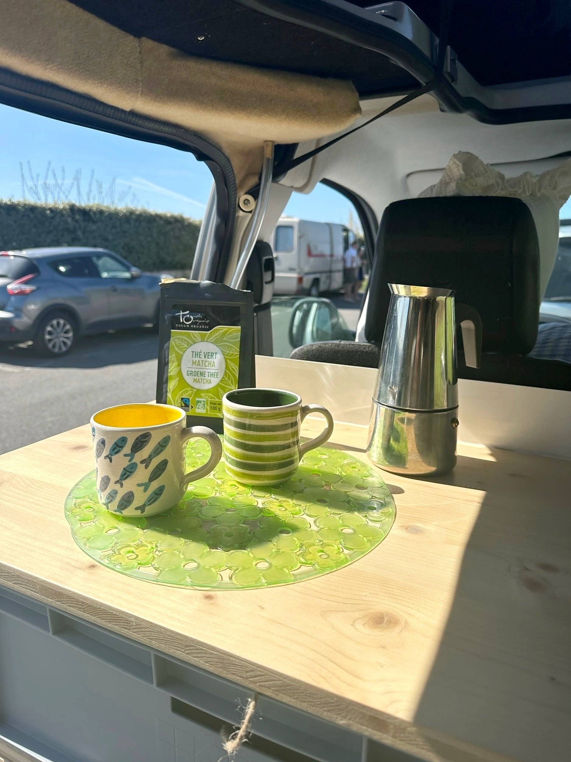 Dining Area Peugeot Expert V1 Court 2 l 150 ch - Yescapa