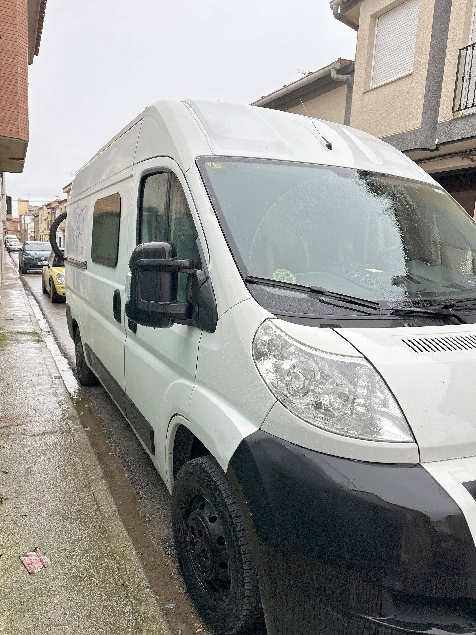 Vista frontale a ¾ Volkswagen T5 1,9 l 102 ch - Yescapa