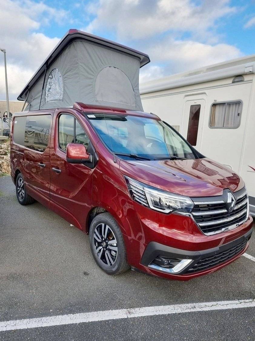 Vista del vehicle angle davanter Renault RENAULT TRAFIC 2.0 DCI 150 - Yescapa