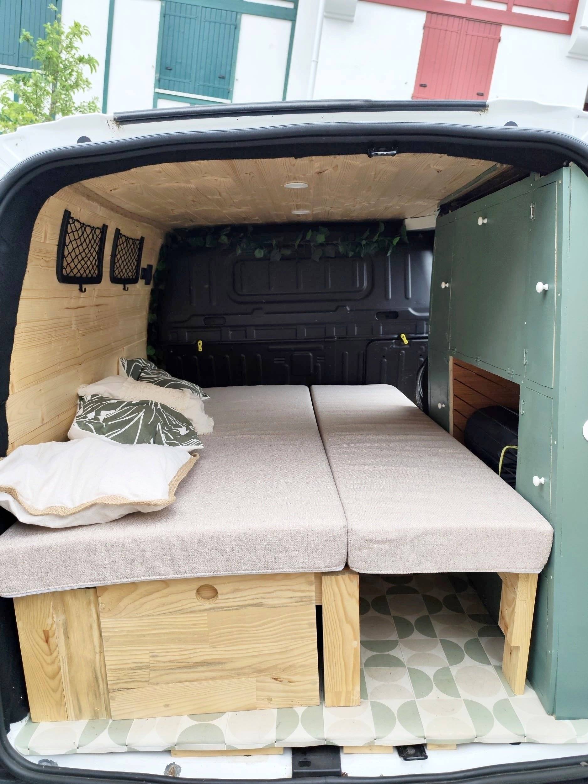 Berth Citroën Berlingo - Yescapa