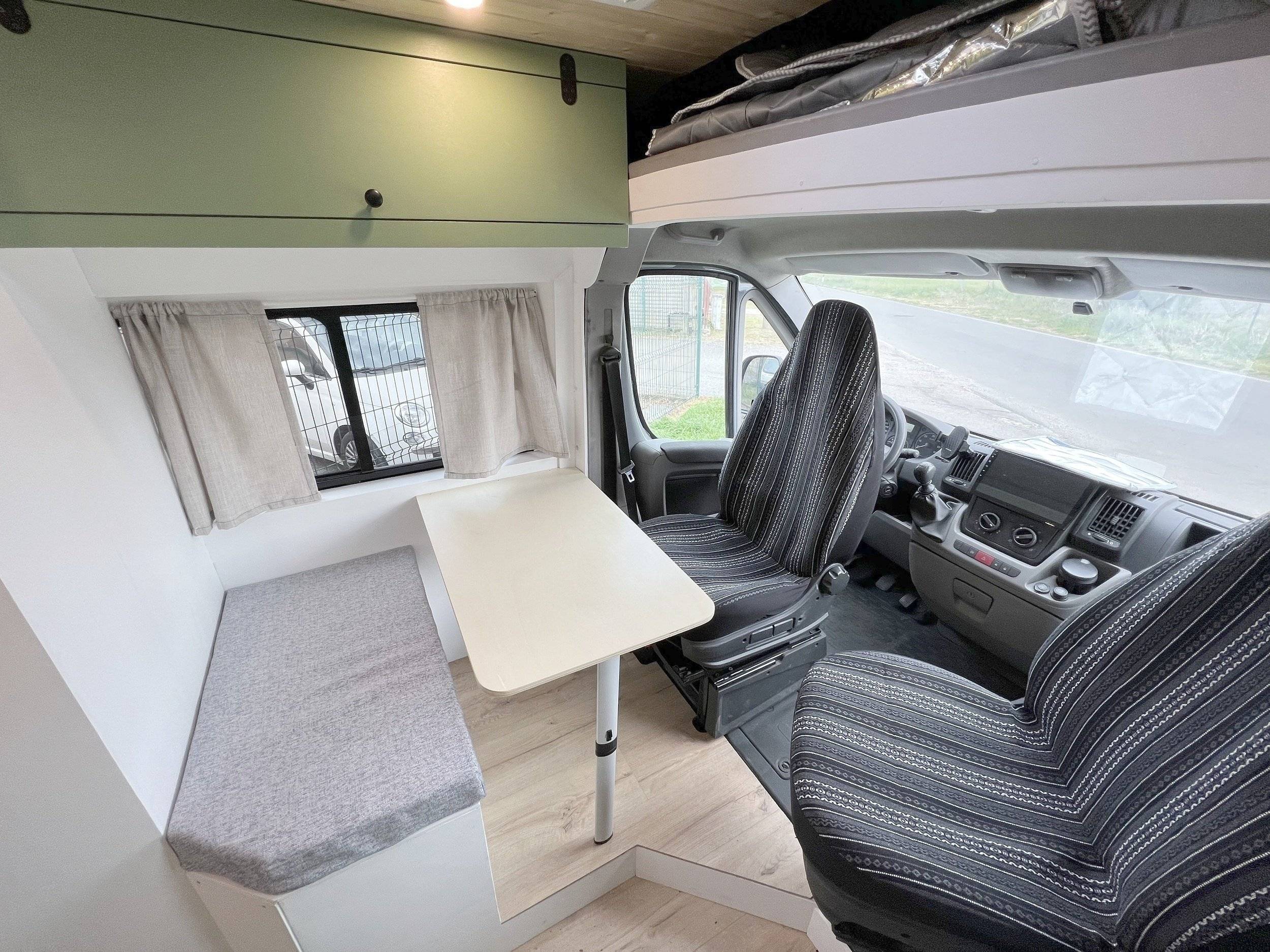 Dining Area Fiat Ducato 2,3 - Yescapa