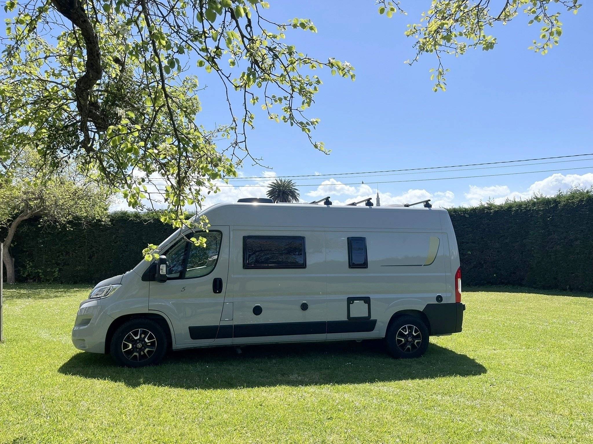 Vue avant de 3/4 Fiat DUCATO - Yescapa