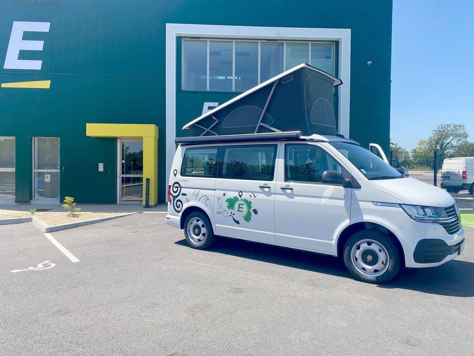 Vue avant de 3/4 Volkswagen VOLKSWAGEN CALIFORNIA - Yescapa