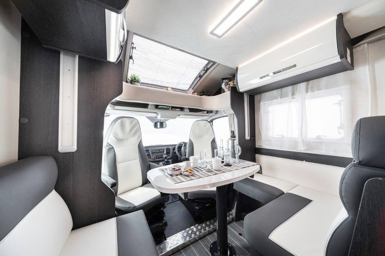Dining Area Ford Transit 2,0 l 130 ch - Yescapa