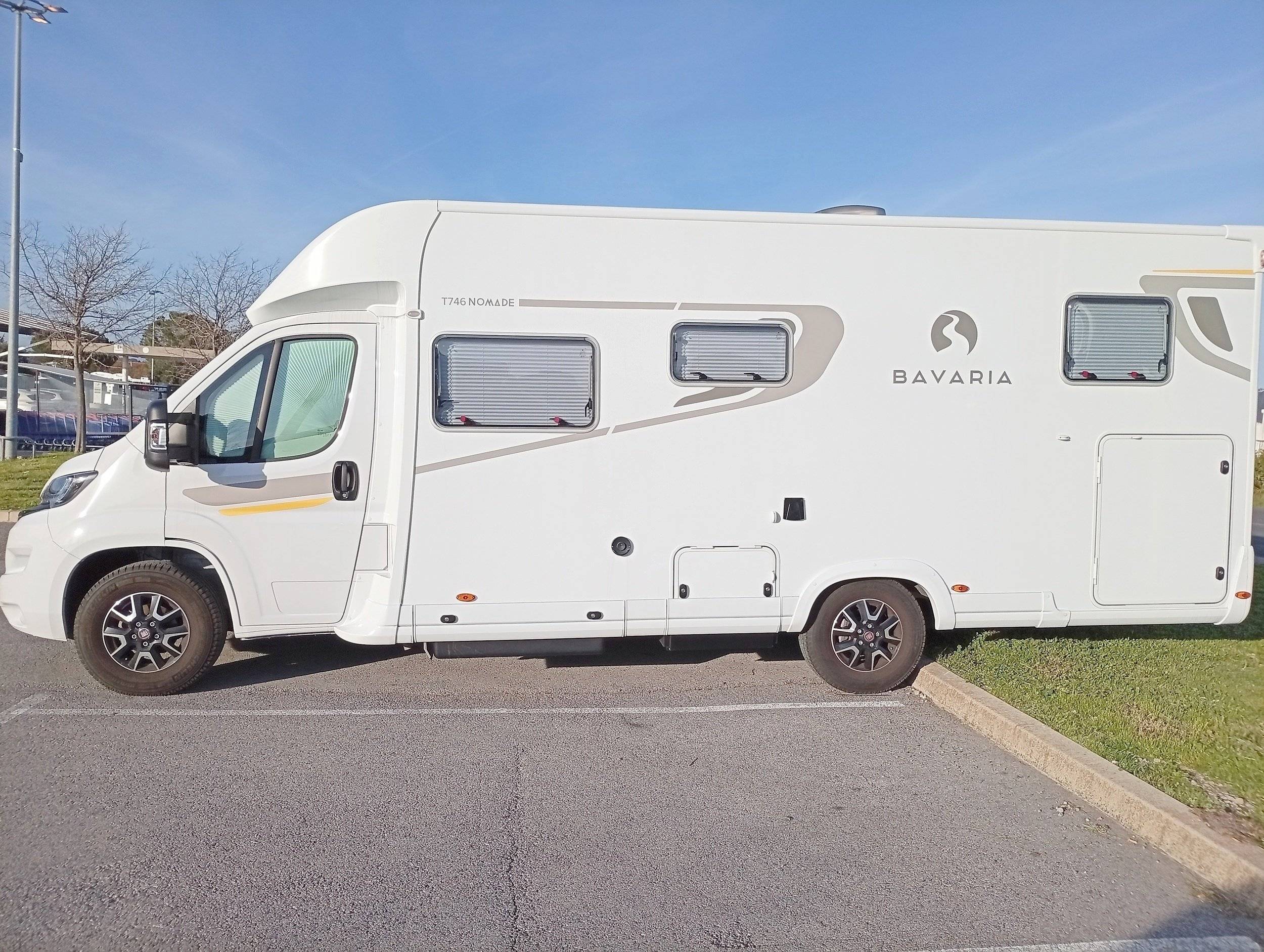 Vue avant de 3/4 Fiat Ducato 2,2 l JTD 130 ch. - Yescapa